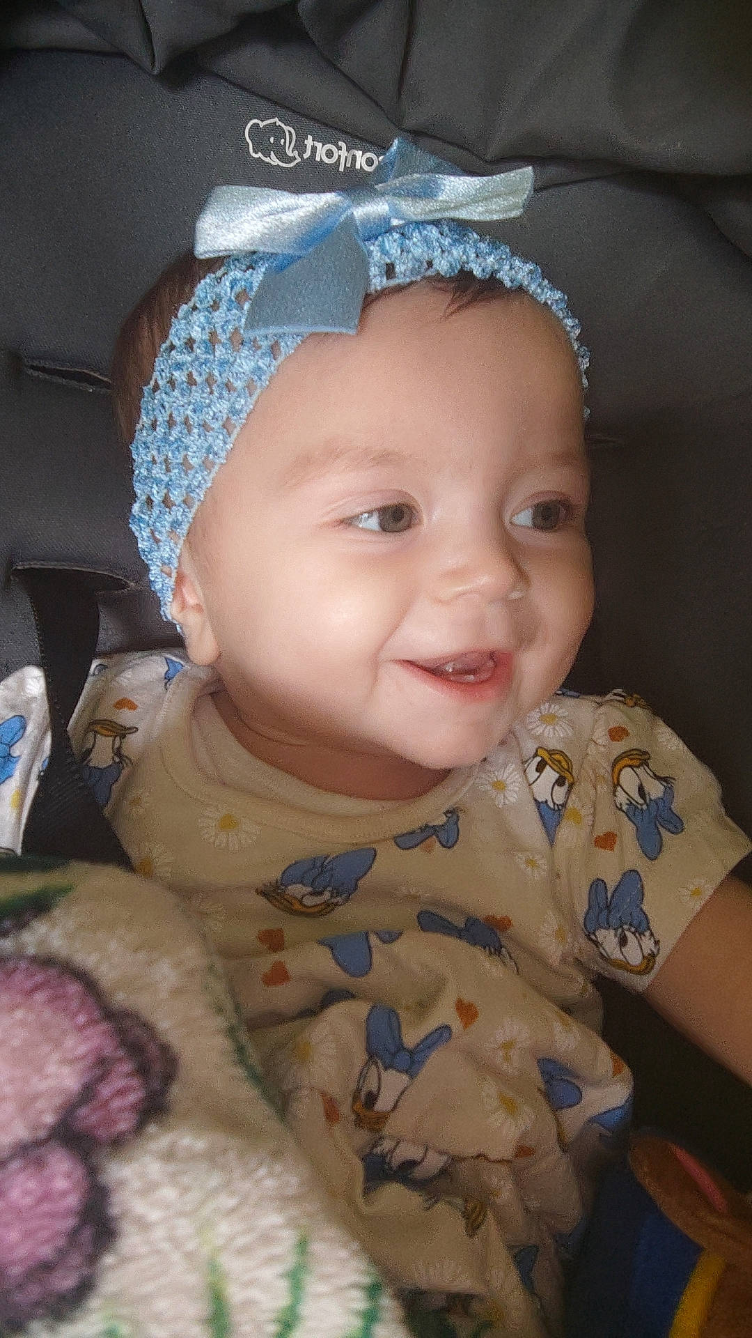 Mélina participe au concours pour gagner de l'argent avec cette photo : baby, baby_toddler_clothing, cap, cheek, child, eye, fashion_accessory, happy, head, headband, headgear, headpiece, headwear, joy, nose, organ, pattern, person, skin, sleeve