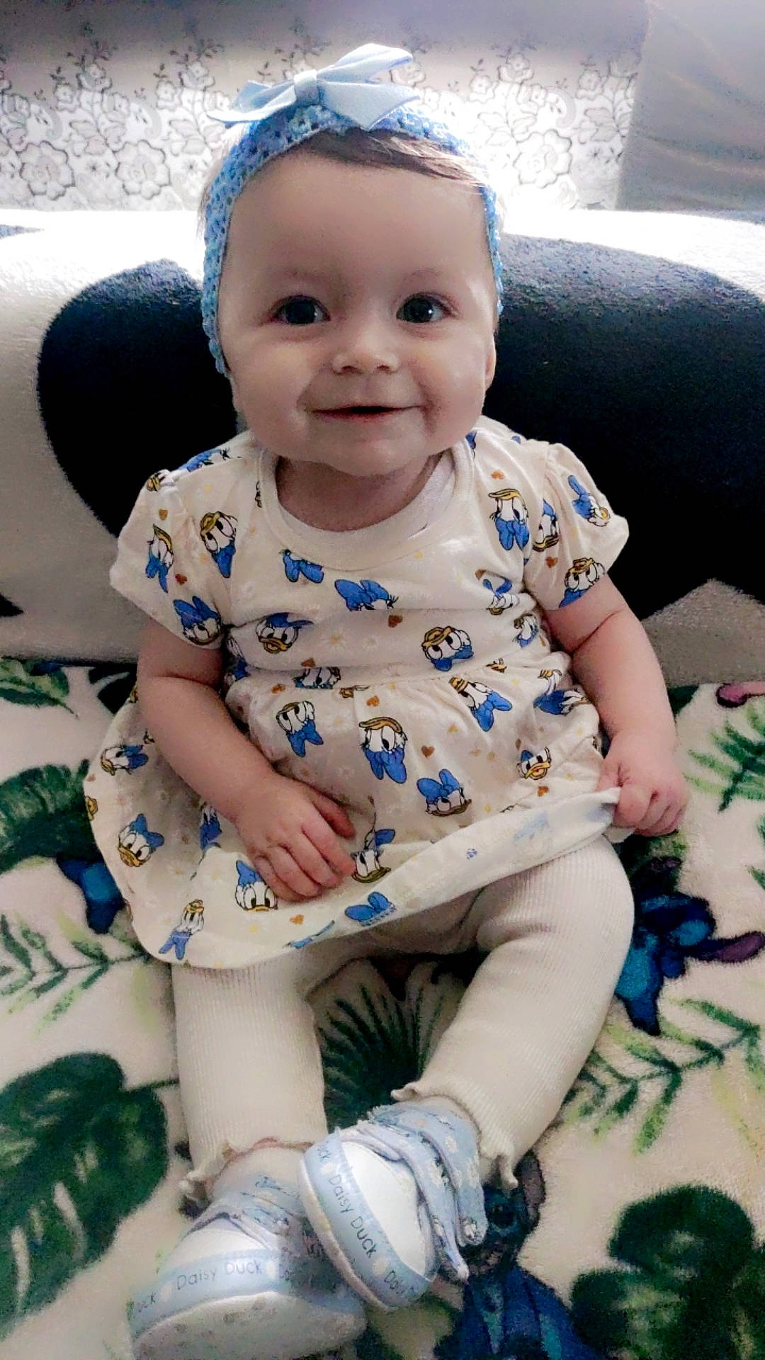 Mélina participe au concours pour gagner de l'argent avec cette photo : baby, baby_toddler_clothing, blue, cheek, child, electric_blue, eye, face, happy, head, iris, joy, pattern, person, product, purple, sitting, skin, sleeve, smile