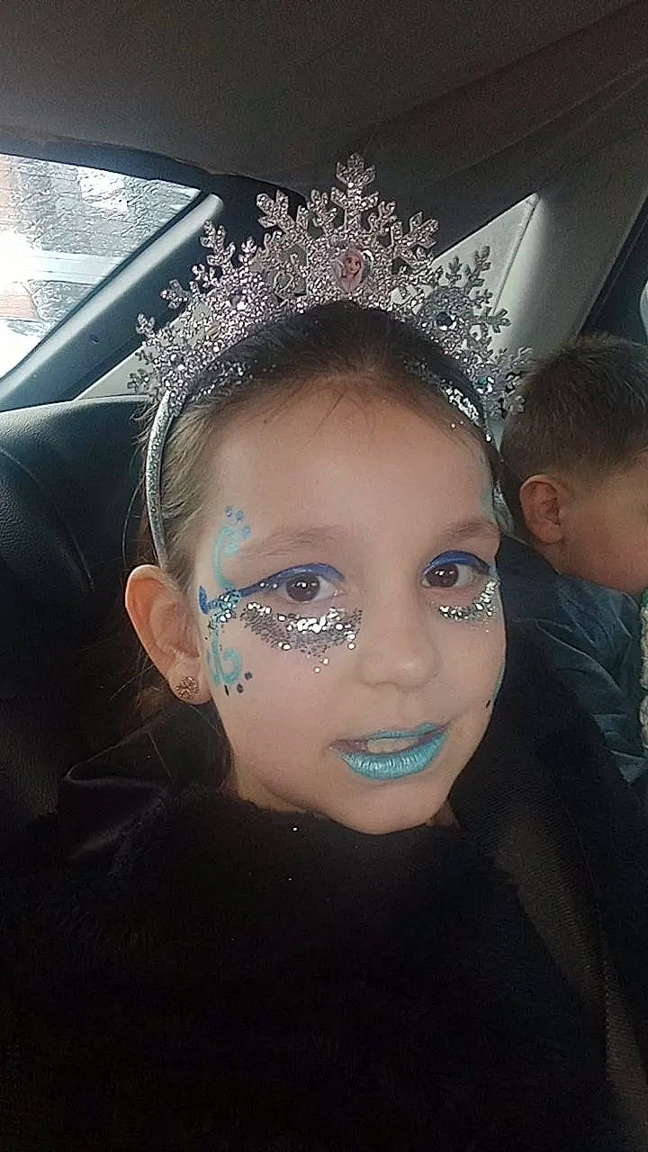 Marie a rejoint le concours — aidez-le/la à gagner de superbes lots ! bridal_accessory, ear, electric_blue, embellishment, event, eyebrow, eyelash, eyewear, fashion_accessory, fashion_design, flash_photography, fun, hair_accessory, happy, headband, headgear, headpiece, jewellery, person, personal_protective_equipment