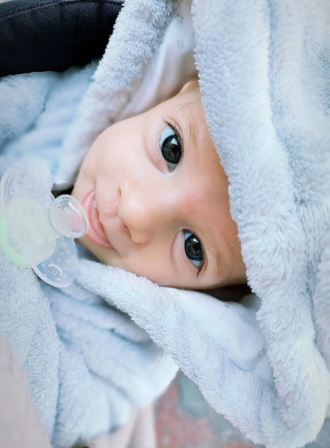 Nélo participe au concours pour gagner de l'argent avec cette photo : baby, cap, cheek, close_up, eye, eyebrow, eyelash, freezing, fur, head, headgear, headwear, iris, lip, nose, outerwear, person, skin, sleeve, textile