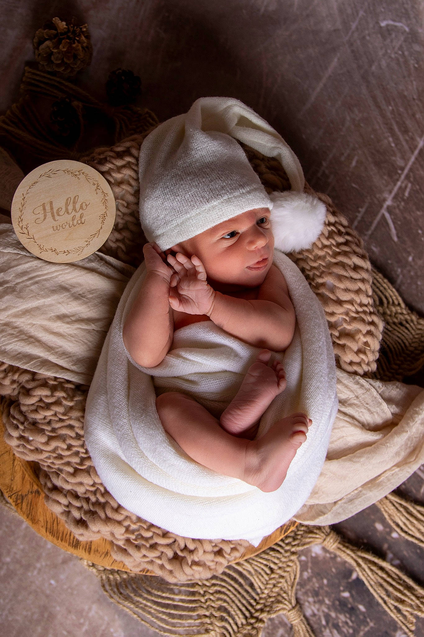 Nélo a rejoint le concours — aidez-le/la à gagner de superbes lots ! art, artifact, baby, basket, cap, comfort, costume_hat, eye, fashion_accessory, fedora, hat, headwear, jewellery, linens, peach, person, sitting, sun_hat, textile, toddler