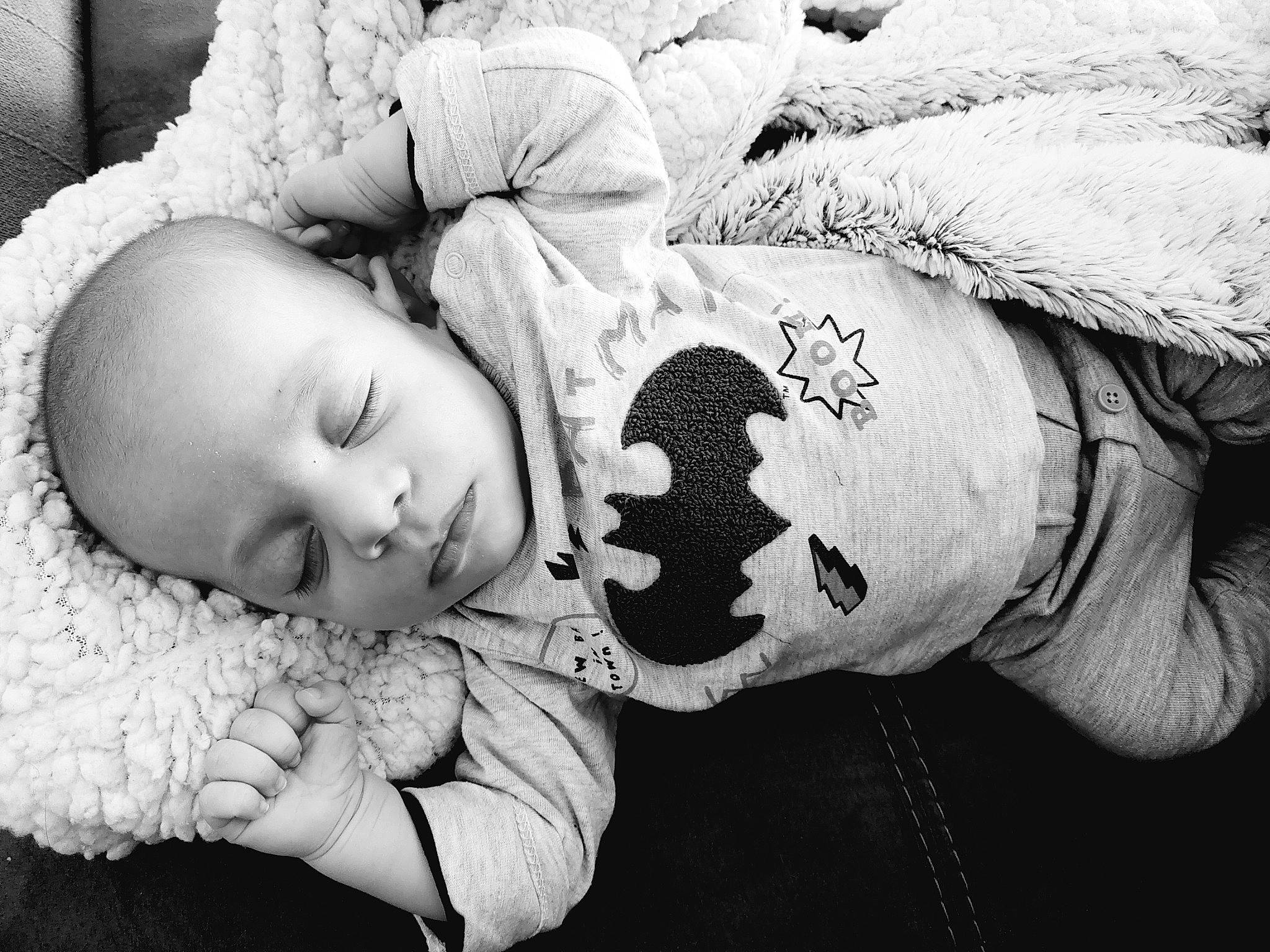 Nélo participe au concours pour gagner de l'argent avec cette photo : baby, baby_toddler_clothing, black, black_and_white, cheek, comfort, eye, gesture, grey, hand, happy, headgear, human_body, monochrome_photography, person, skin, sleeve, style, textile, toddler