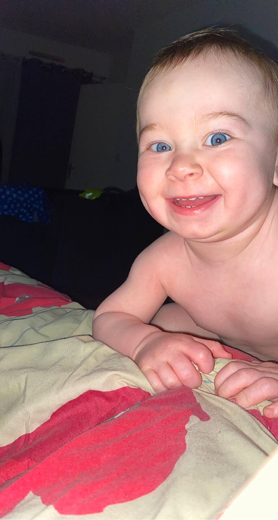 Livio a rejoint le concours — aidez-le/la à gagner de superbes lots ! arm, baby, cheek, eye, eyebrow, face, finger, flash_photography, gesture, hand, happy, head, human_body, iris, joy, lip, mouth, neck, nose, person