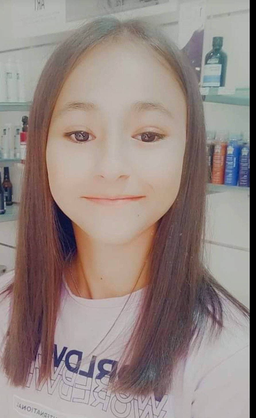 Nawel participe au concours pour gagner de l'argent avec cette photo : brown_hair, cheek, chin, cool, eyebrow, eyelash, forehead, happy, iris, jaw, joy, layered_hair, lip, long_hair, neck, nose, person, shoulder, skin, sleeve