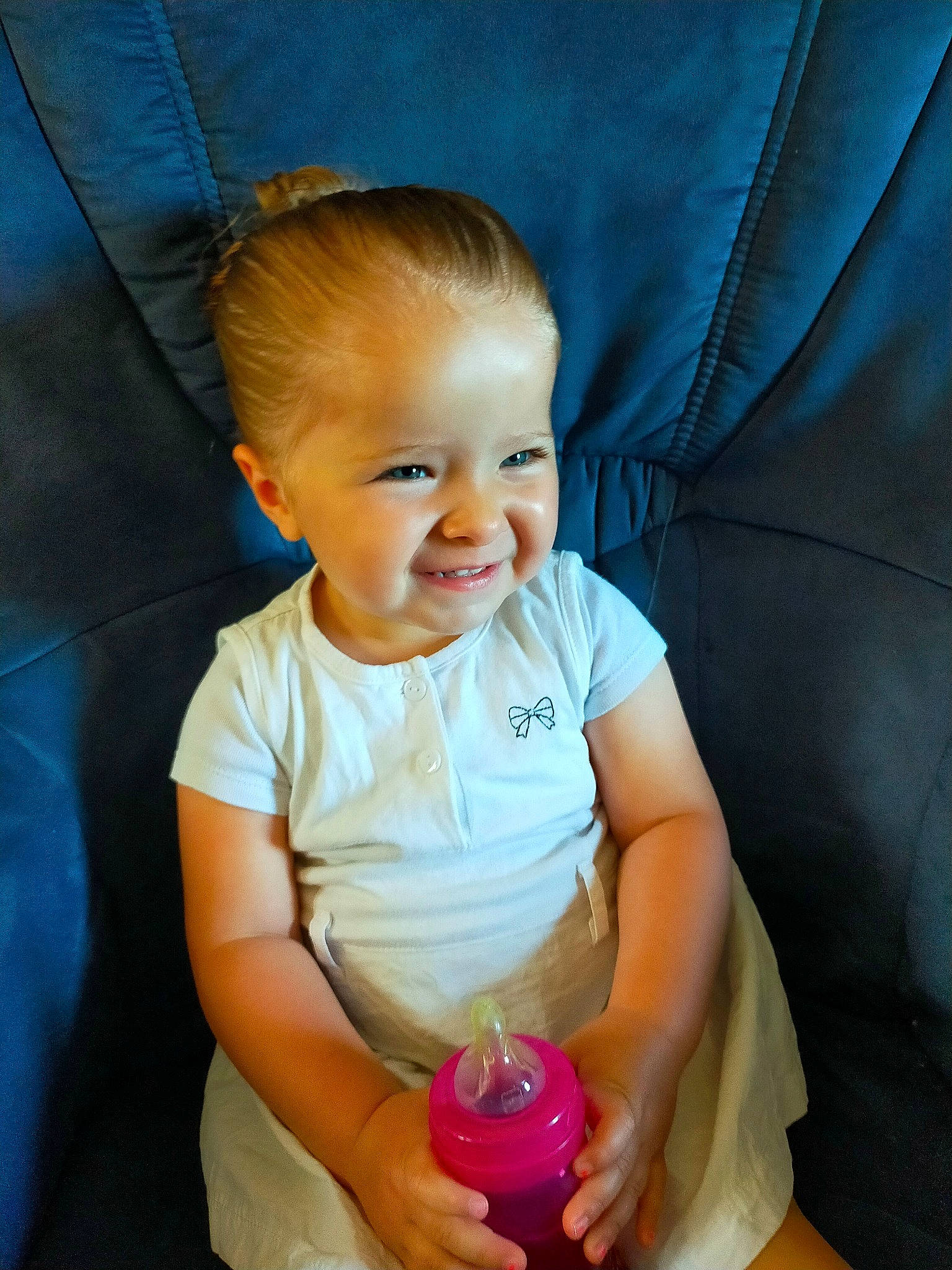 Leila a rejoint le concours — aidez-le/la à gagner de superbes lots ! arm, azure, blue, cheek, eye, face, hairstyle, hand, happy, head, human, iris, joy, lip, mouth, neck, person, product, skin, sleeve