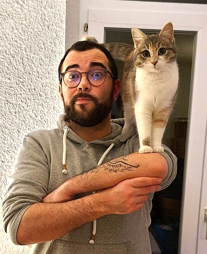 Moon a rejoint le concours — aidez-le/la à gagner de superbes lots ! arm, beard, carnivore, cat, clothing, elbow, eyewear, facial_hair, felidae, gesture, glasses, hand, leg, moustache, sitting, sleeve, small_to_medium_sized_cats, vision_care, whiskers, wrist