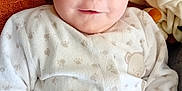 Logan a rejoint le concours — aidez-le/la à gagner de superbes lots ! baby, blanket, blue_eyes, child, closeup, comfortable, cozy, cute, face, hands, happy, indoor, infant, lying_down, onesie, paw_print, portrait, sleepwear, smiling, soft_toys