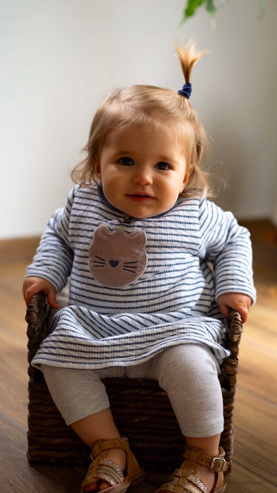 Léonore a rejoint le concours — aidez-le/la à gagner de superbes lots ! baby, baby_toddler_clothing, cheek, child, collar, flash_photography, flooring, happy, human_leg, joint, knee, pattern, person, sitting, skin, sleeve, smile, t_shirt, toddler, white