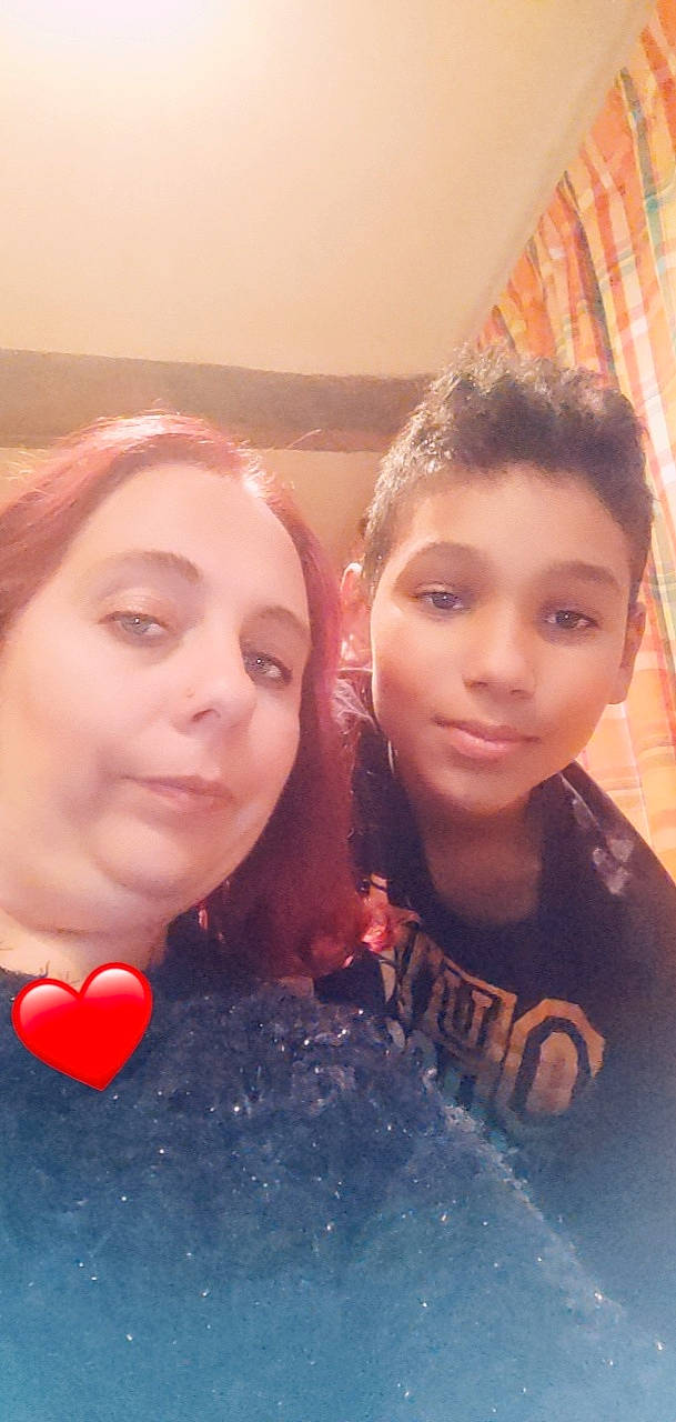 Sayann participe au concours pour gagner de l'argent avec cette photo : black_hair, cheek, child, chin, event, eyebrow, eyelash, forehead, fun, gesture, hairstyle, happy, jaw, leisure, lip, long_hair, mouth, nose, person, selfie