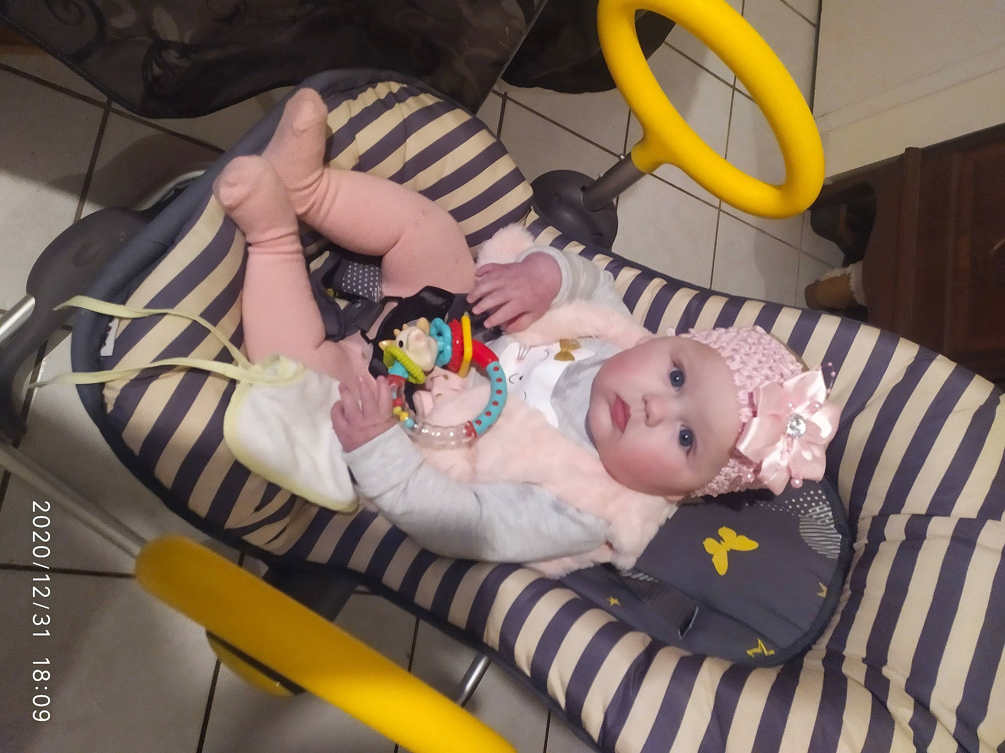 Hélèna a rejoint le concours — aidez-le/la à gagner de superbes lots ! baby, baby_products, baby_safety, baby_toddler_clothing, baby_toys, child, comfort, headwear, person, product, toddler, yellow