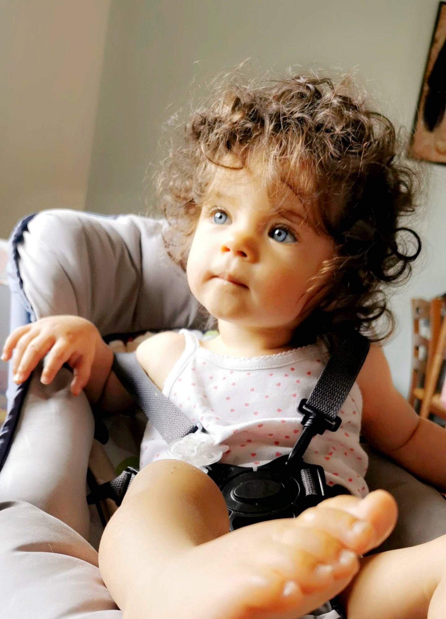 Mayna participe au concours pour gagner de l'argent avec cette photo : arm, baby_toddler_clothing, cheek, comfort, eye, eyelash, finger, flash_photography, gesture, hairstyle, hand, happy, iris, joint, lip, person, picture_frame, shoulder, skin, thumb