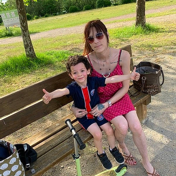 Rafael participe au concours pour gagner de l'argent avec cette photo : dress, eyewear, fun, grass, green, hairstyle, happy, joy, lap, leg, leisure, luggage_and_bags, person, plant, public_space, recreation, shorts, sunglasses, thigh, travel