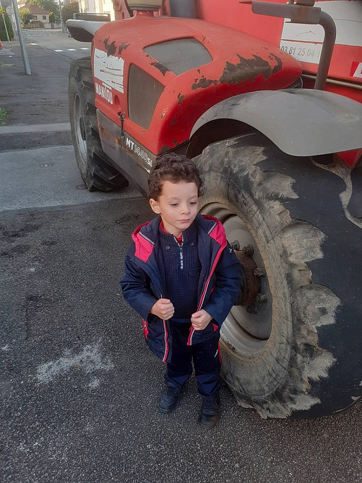 Rafael a rejoint le concours — aidez-le/la à gagner de superbes lots ! alloy_wheel, asphalt, automotive_design, automotive_exterior, automotive_tire, automotive_wheel_system, bumper, car, fender, hood, jacket, land_vehicle, motor_vehicle, person, rim, road_surface, synthetic_rubber, tire, tread, vehicle