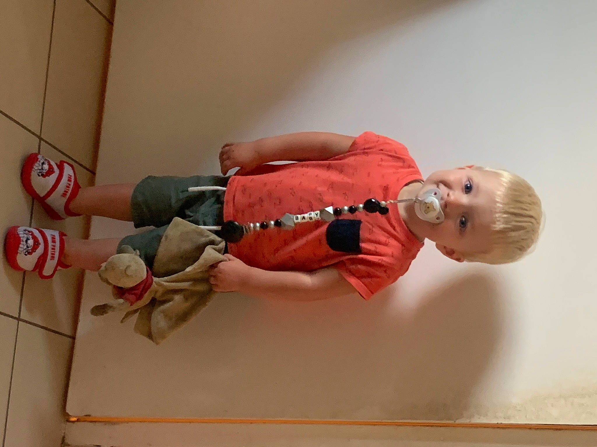 Télio a rejoint le concours — aidez-le/la à gagner de superbes lots ! baby, baby_toddler_clothing, carmine, child, comfort, elbow, flooring, gesture, peach, person, room, sleeve, toddler, wood, wrist