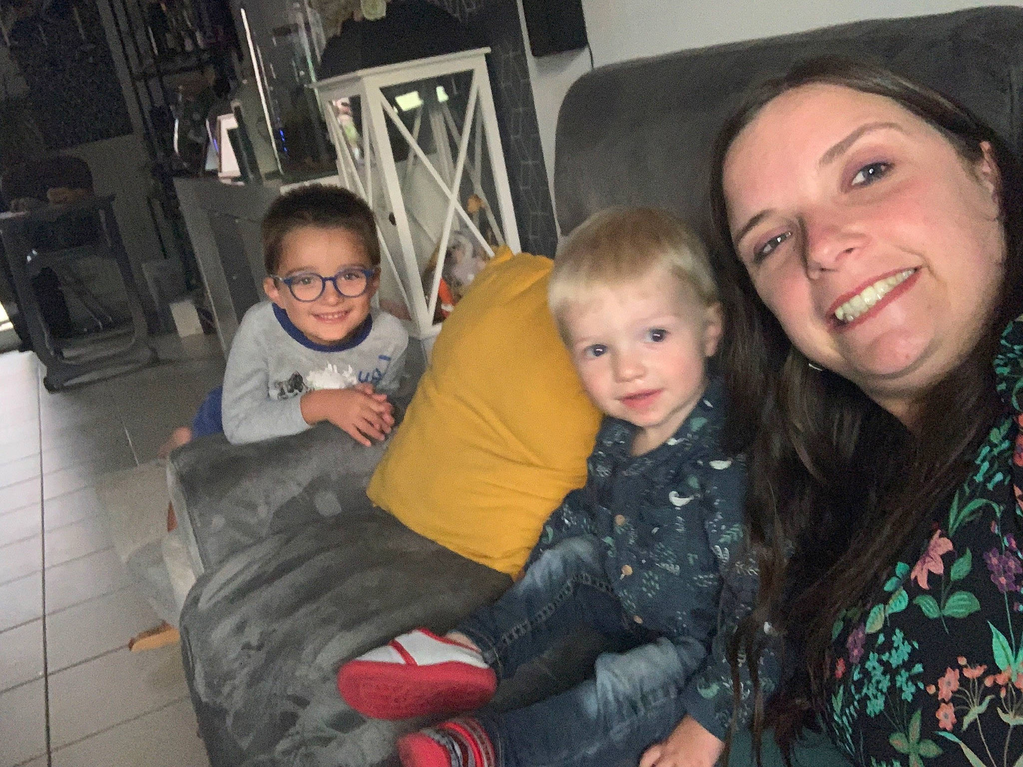 Télio participe au concours pour gagner de l'argent avec cette photo : child, event, eye, face, fun, head, holiday, human, iris, joy, lap, leisure, organ, person, room, sitting, skin, smile, social_group, t_shirt