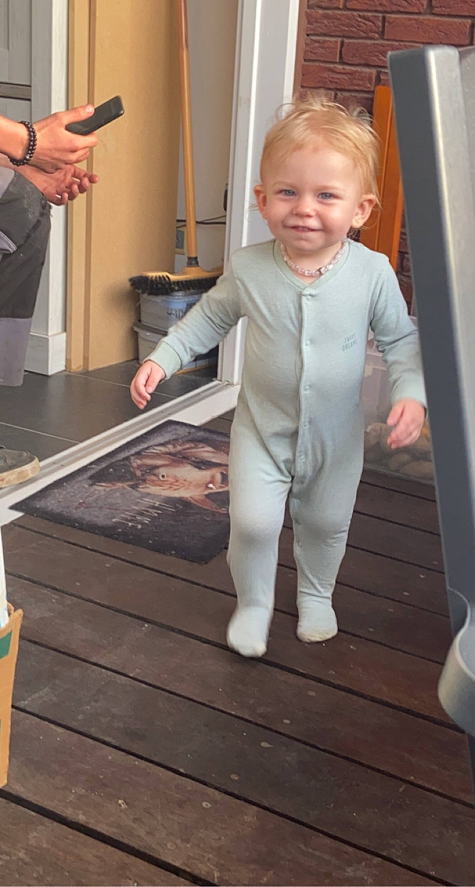 Will Thonnard a rejoint le concours — aidez-le/la à gagner de superbes lots ! baby, baby_toddler_clothing, chair, child, door, eye, floor, flooring, gesture, hardwood, joint, joy, person, plank, sleeve, smile, standing, thumb, toddler, varnish