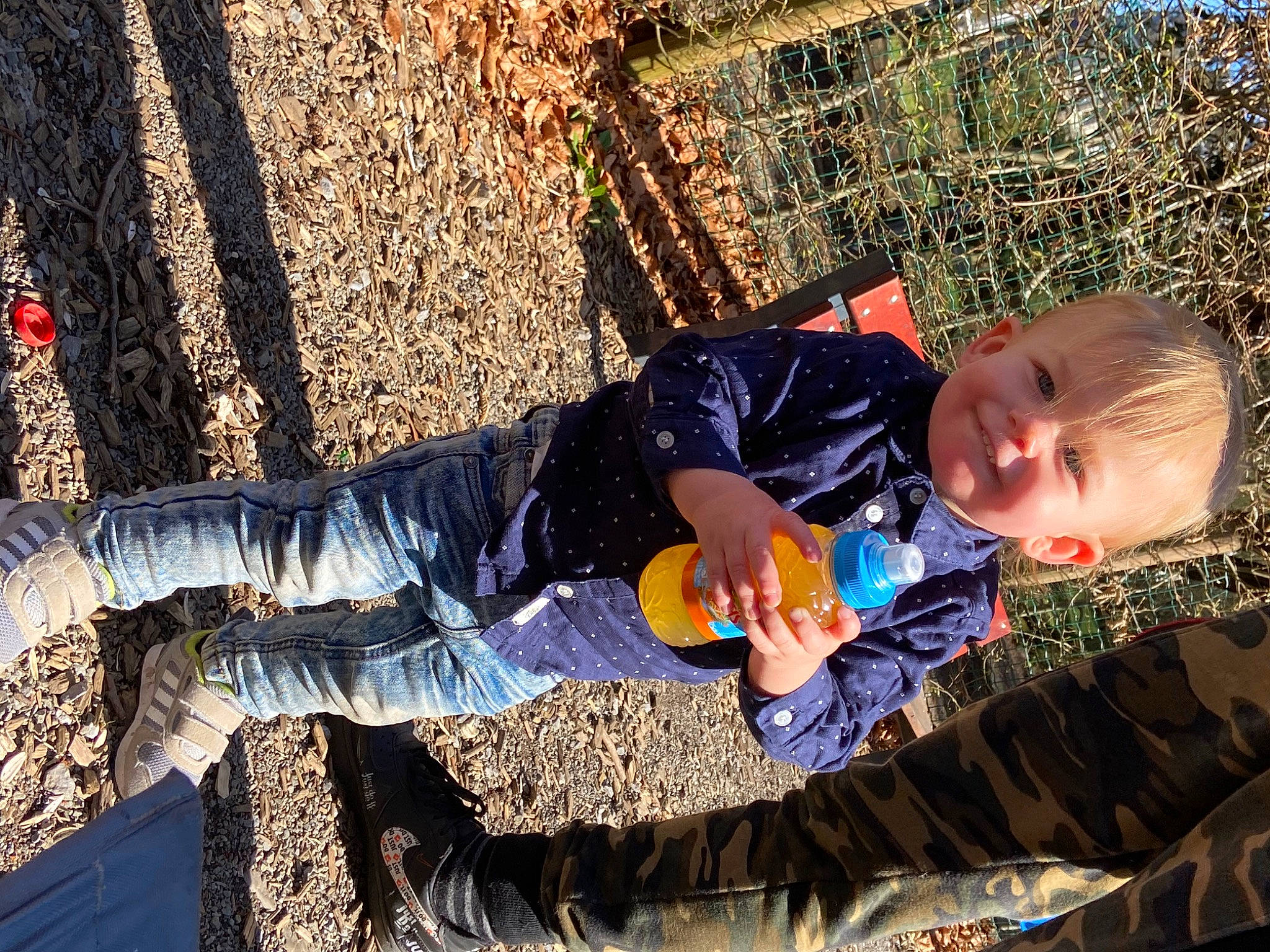 Will Thonnard a rejoint le concours — aidez-le/la à gagner de superbes lots ! baby, baby_toddler_clothing, child, fun, grass, happy, joy, leaf, leisure, pattern, people_in_nature, person, photograph, public_space, sitting, smile, sunlight, tints_and_shades, toddler, tree