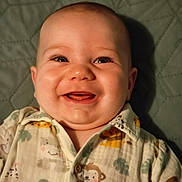 Eliott a rejoint le concours — aidez-le/la à gagner de superbes lots ! baby, smiling, face, child, happy, infant, clothing, onesie, animal_print, cute, portrait, lying_down, soft_light, quilting, cheeks, eyes, mouth, skin, head, expression