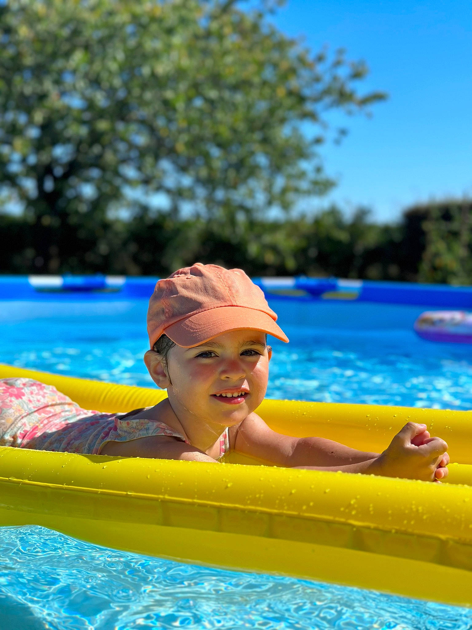 Anaëlle a rejoint le concours — aidez-le/la à gagner de superbes lots ! aqua, azure, baby_float, bathing, blue, body_of_water, cap, electric_blue, fun, happy, headwear, joy, leisure, person, personal_protective_equipment, recreation, sky, smile, summer, swimming_pool