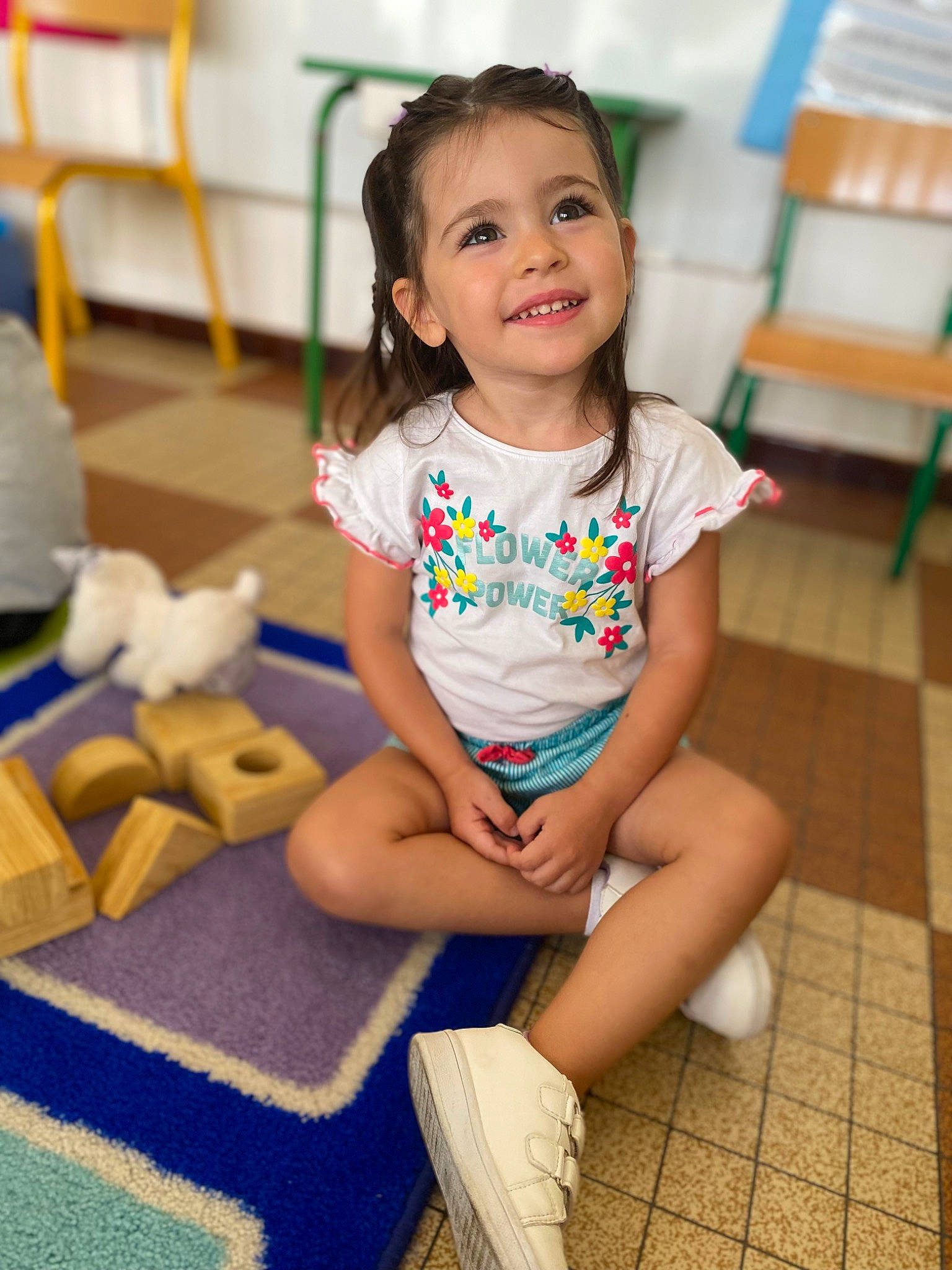 Anaëlle participe au concours pour gagner de l'argent avec cette photo : baby_toddler_clothing, child, eye, flooring, fun, happy, head, human_body, human_leg, joy, knee, leg, leisure, person, shorts, shoulder, skin, smile, sock, t_shirt