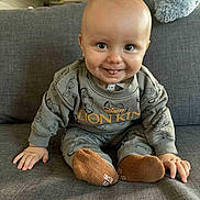 Andrea a rejoint le concours — aidez-le/la à gagner de superbes lots ! baby, child, clothing, couch, cute, eyes, face, gray, hands, happy, head, home, indoor, lion_king, person, sitting, smiling, socks, stuffed_animal, tongue_out