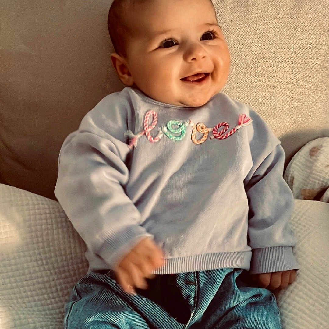 Alëya a rejoint le concours — aidez-le/la à gagner de superbes lots ! baby, babylaughing, clothing, couch, cushion, face, furniture, happy, head, homedecor, jeans, laughing, newborn, pants, person, photography, portrait, shirt, sitting, smile