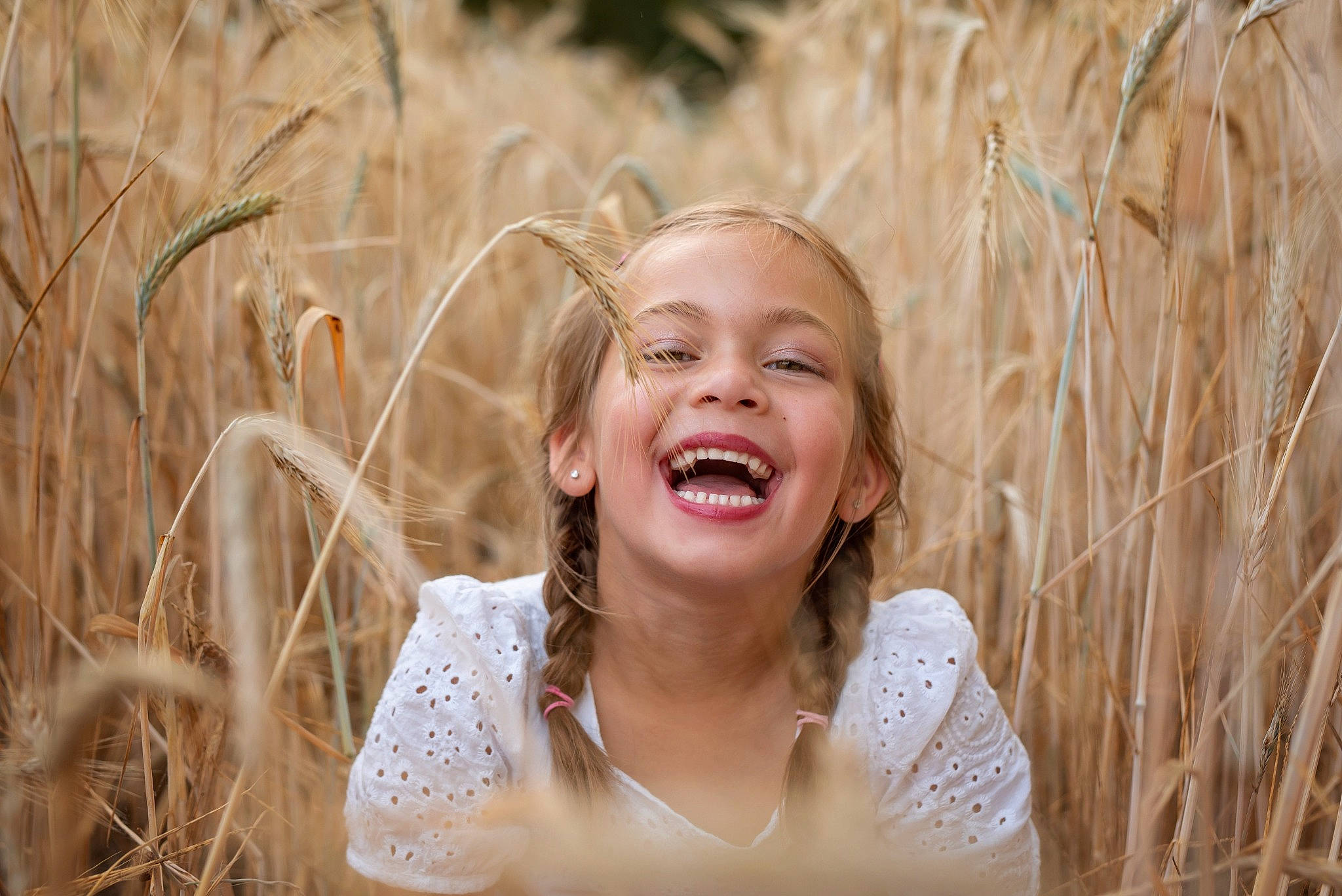 Ilona participe au concours pour gagner de l'argent avec cette photo : agriculture, blond, brown_hair, event, flash_photography, fun, gesture, grass, happy, iris, joy, leisure, lip, long_hair, meadow, people_in_nature, person, plant, smile, sunlight
