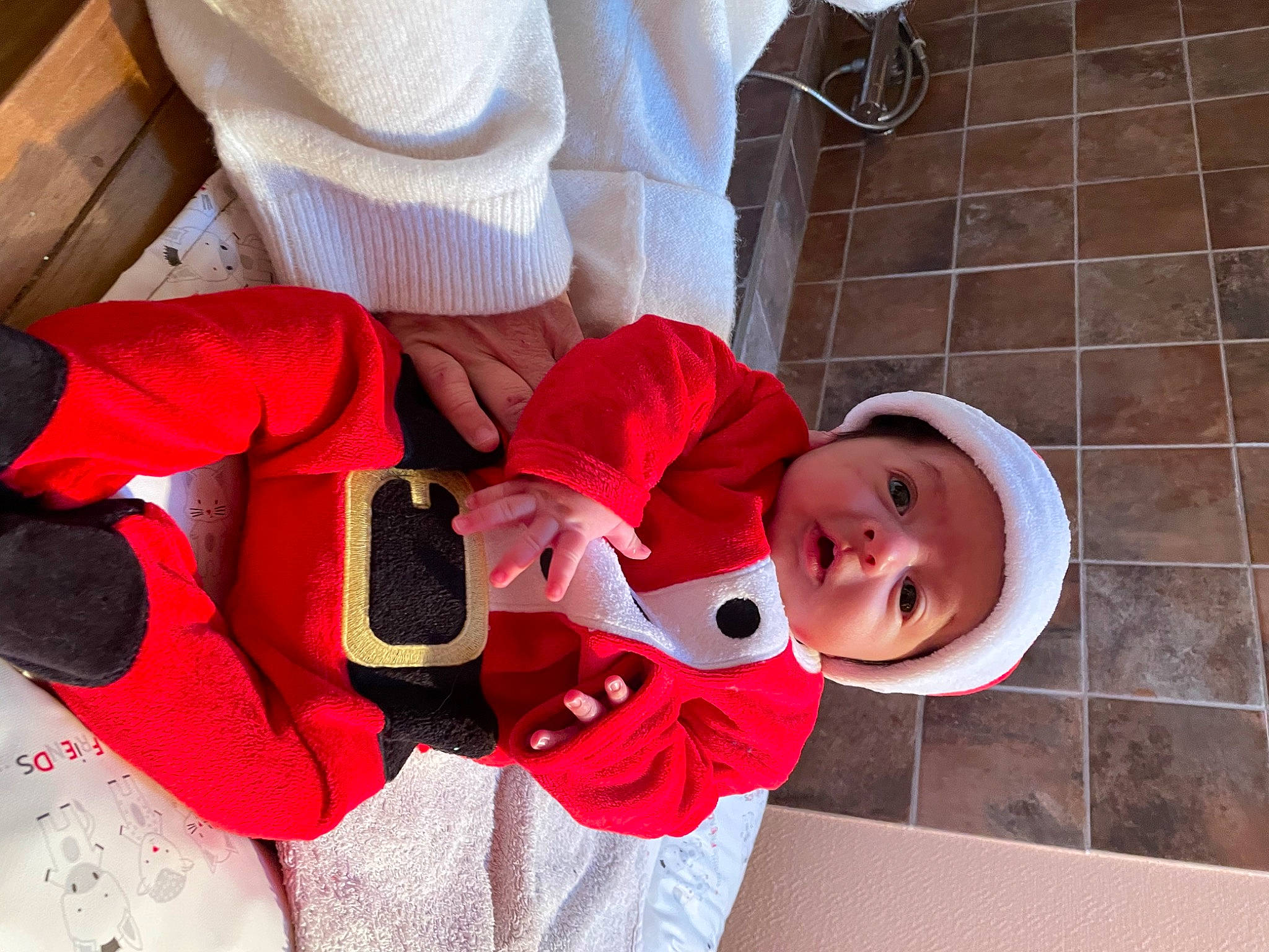 Julyan a rejoint le concours — aidez-le/la à gagner de superbes lots ! baby, baby_products, baby_toddler_clothing, carmine, child, comfort, happy, hat, headwear, pattern, person, plant, red, sleeve, smile, toddler, tree