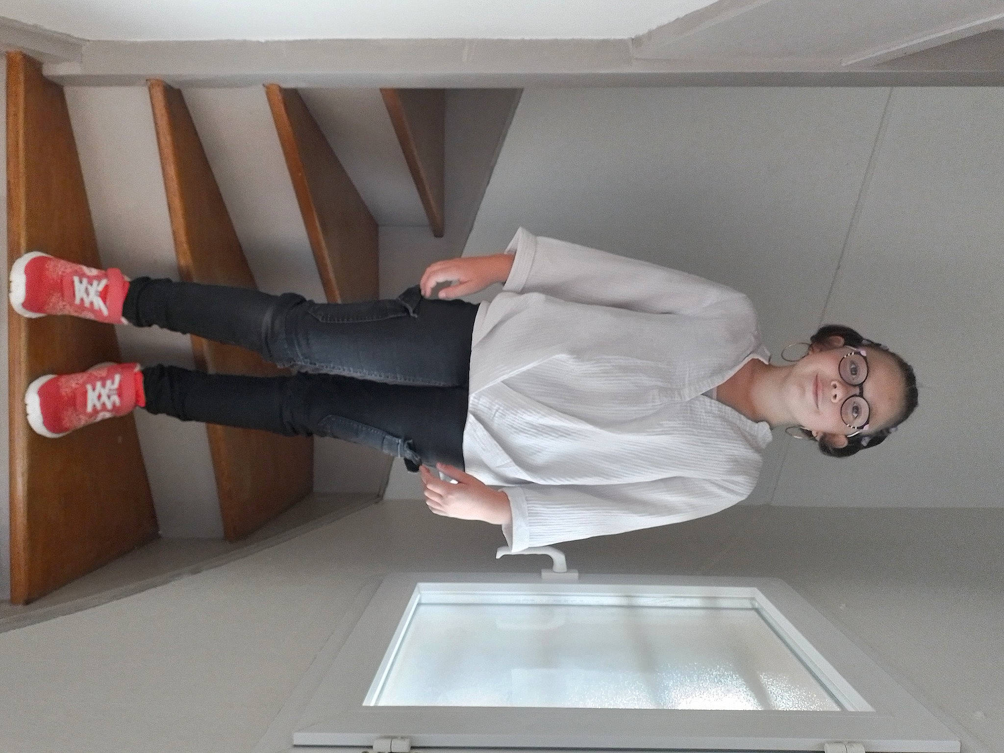 Elvira a rejoint le concours — aidez-le/la à gagner de superbes lots ! balance, ceiling, cleanliness, comfort, dress_shirt, elbow, flooring, foot, human_leg, joy, knee, person, room, shoulder, sleeve, sock, sportswear, stairs, thigh, waist