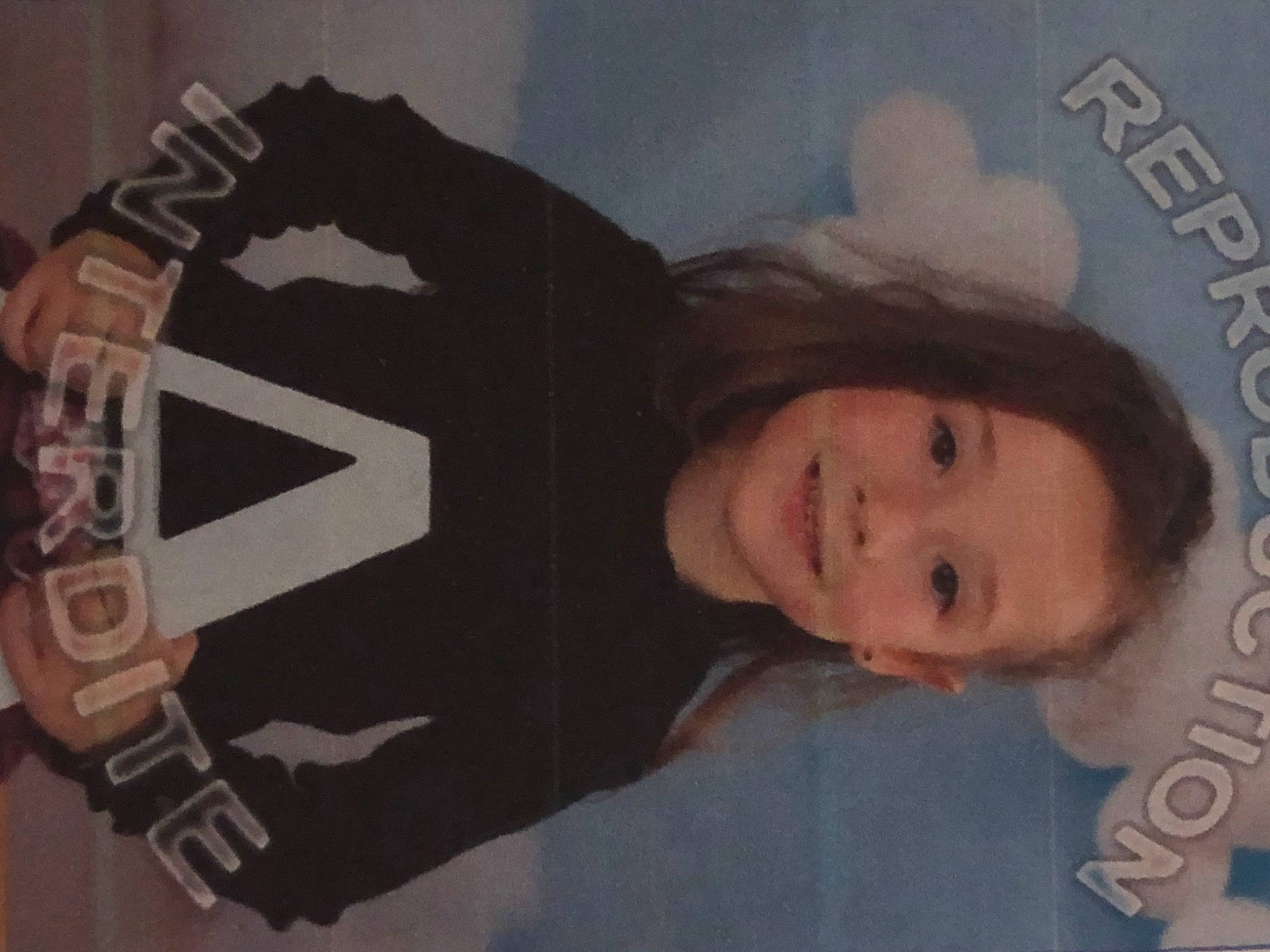 Nina a rejoint le concours — aidez-le/la à gagner de superbes lots ! art, carmine, cheek, child, costume_hat, fashion_accessory, fun, happy, hat, joy, pattern, person, personal_protective_equipment, room, sleeve, smile, sports_gear, sun_hat, t_shirt, toddler