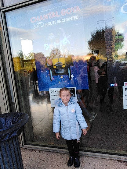 Nina a rejoint le concours — aidez-le/la à gagner de superbes lots ! advertising, bag, city, electric_blue, event, fun, fur, joy, leisure, luggage_and_bags, pedestrian, person, road, signage, street, toddler, tourism, travel, tree, walking