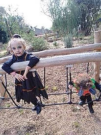 Nina a rejoint le concours — aidez-le/la à gagner de superbes lots ! baby_toddler_clothing, child, fence, fun, grass, happy, landscape, leisure, outdoor_play_equipment, person, plant, play, playground, recreation, sky, smile, soil, swing, toddler, tree