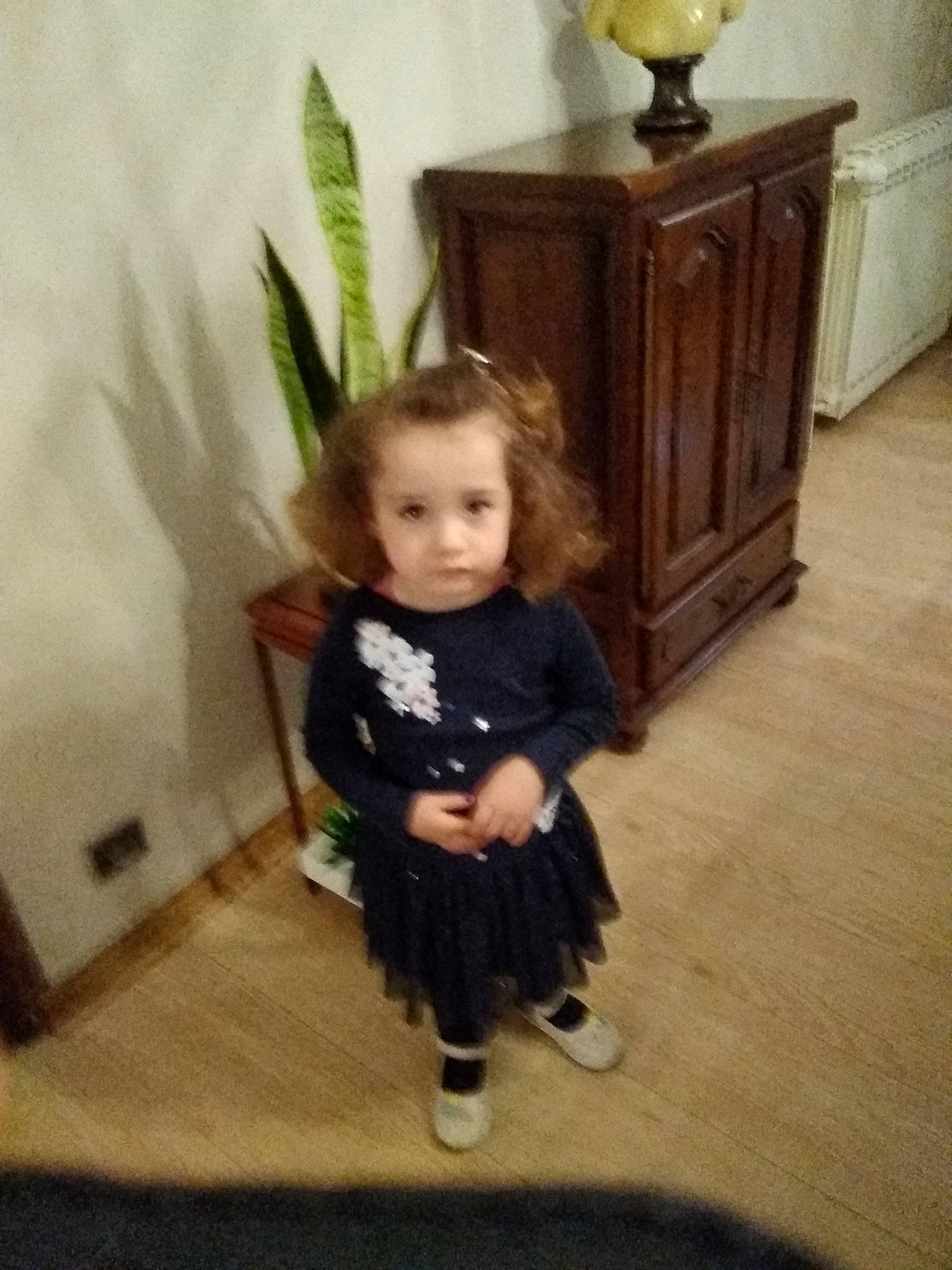 Carla participe au concours pour gagner de l'argent avec cette photo : baby_toddler_clothing, cabinetry, chest_of_drawers, child, drawer, floor, flooring, fun, hardwood, houseplant, laminate_flooring, person, plant, room, sitting, sleeve, toddler, varnish, wood, wood_flooring