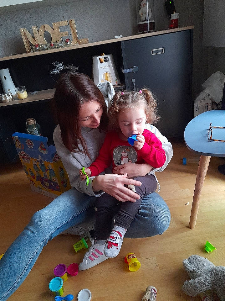Carla a rejoint le concours — aidez-le/la à gagner de superbes lots ! baby, baby_playing_with_toys, child, comfort, floor, flooring, fun, happy, hardwood, home_appliance, kitchen_appliance, leisure, living_room, person, play, room, shelf, sitting, toddler, toy