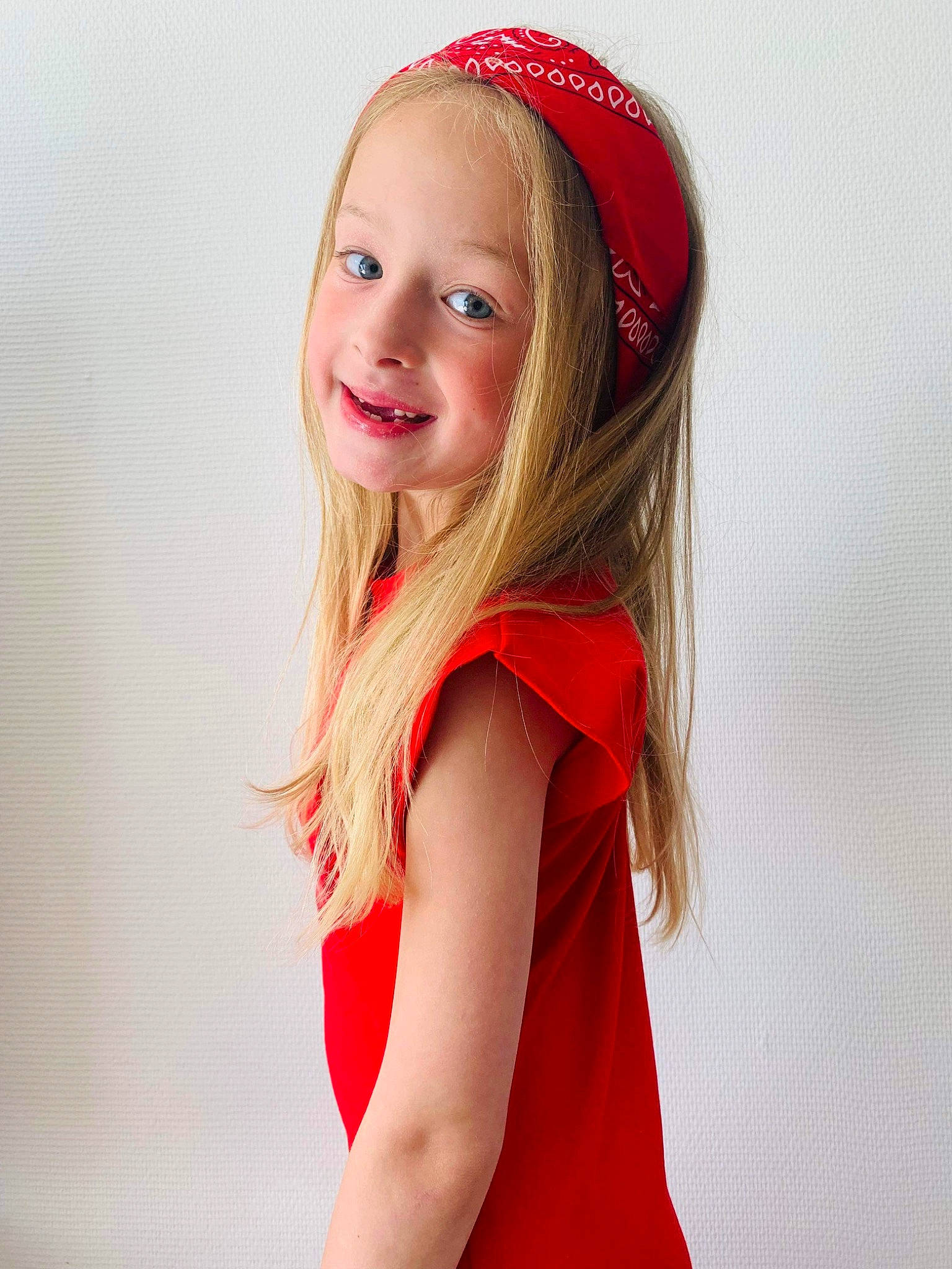 Capucine a rejoint le concours — aidez-le/la à gagner de superbes lots ! blond, brown_hair, cap, chin, elbow, eyebrow, eyelash, fashion_accessory, flash_photography, fur, gesture, happy, headgear, joy, lip, long_hair, magenta, neck, person, sleeve