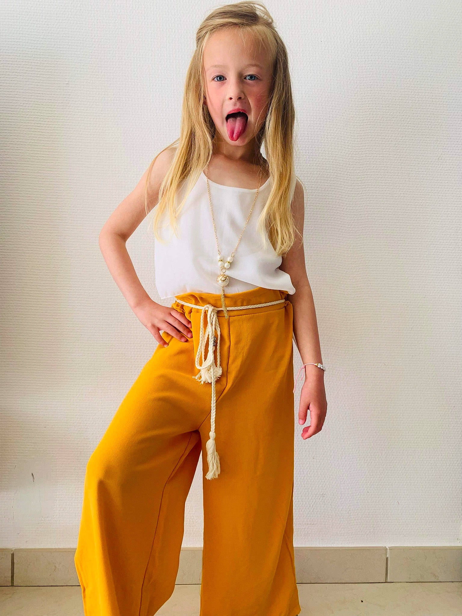 Capucine a rejoint le concours — aidez-le/la à gagner de superbes lots ! abdomen, arm, belt, blond, electric_blue, event, fashion_design, fashion_model, human_leg, knee, long_hair, neck, peach, person, sleeve, sleeveless_shirt, street_fashion, surprise, t_shirt, thigh