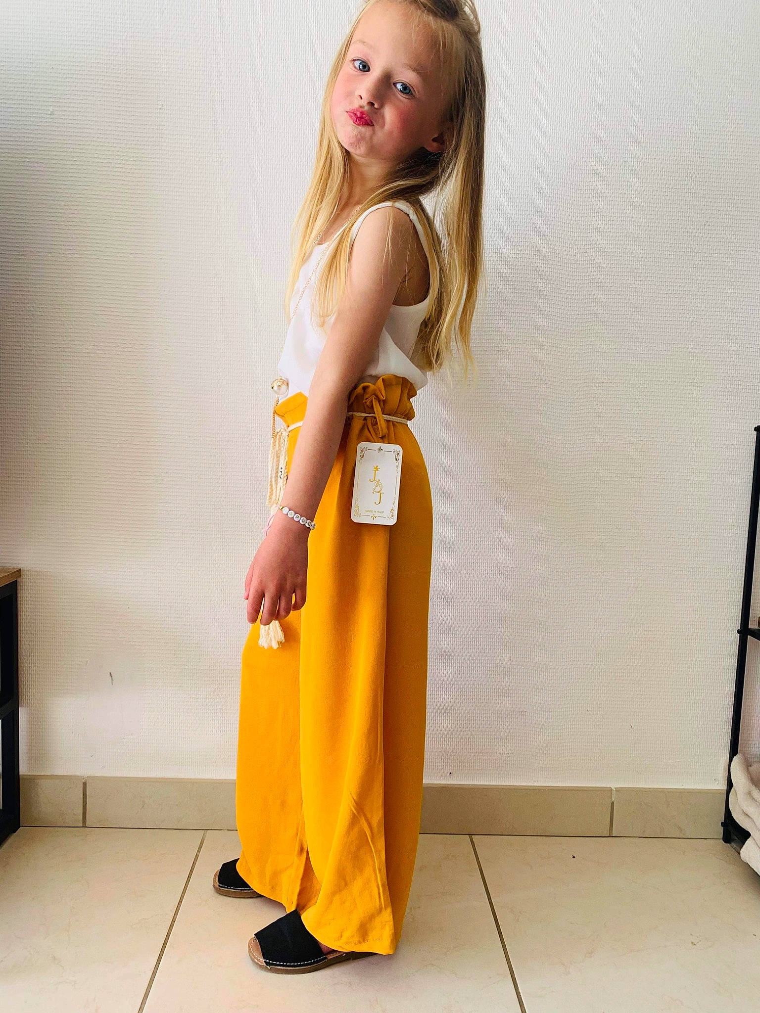 Capucine participe au concours pour gagner de l'argent avec cette photo : abdomen, arm, day_dress, eyewear, face, fashion, fashion_design, fashion_model, flooring, hair, human_leg, knee, necklace, one_piece_garment, person, sleeve, sleeveless_shirt, street_fashion, thigh, trunk