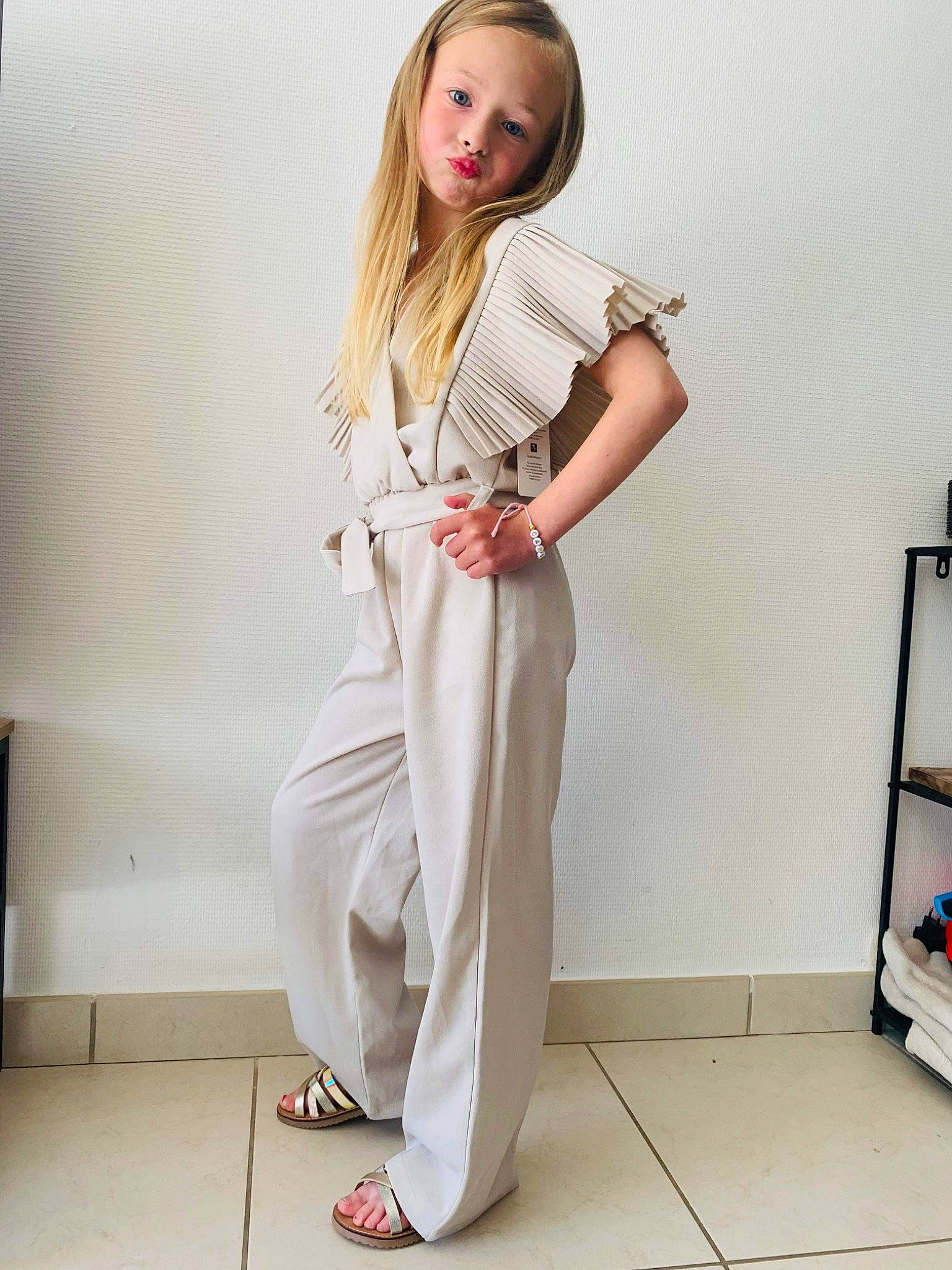 Capucine participe au concours pour gagner de l'argent avec cette photo : blazer, collar, day_dress, dress_shirt, eyewear, fashion_design, fashion_model, flooring, human_leg, joint, knee, leg, neck, outerwear, person, shoe, sleeve, street_fashion, thigh, trunk