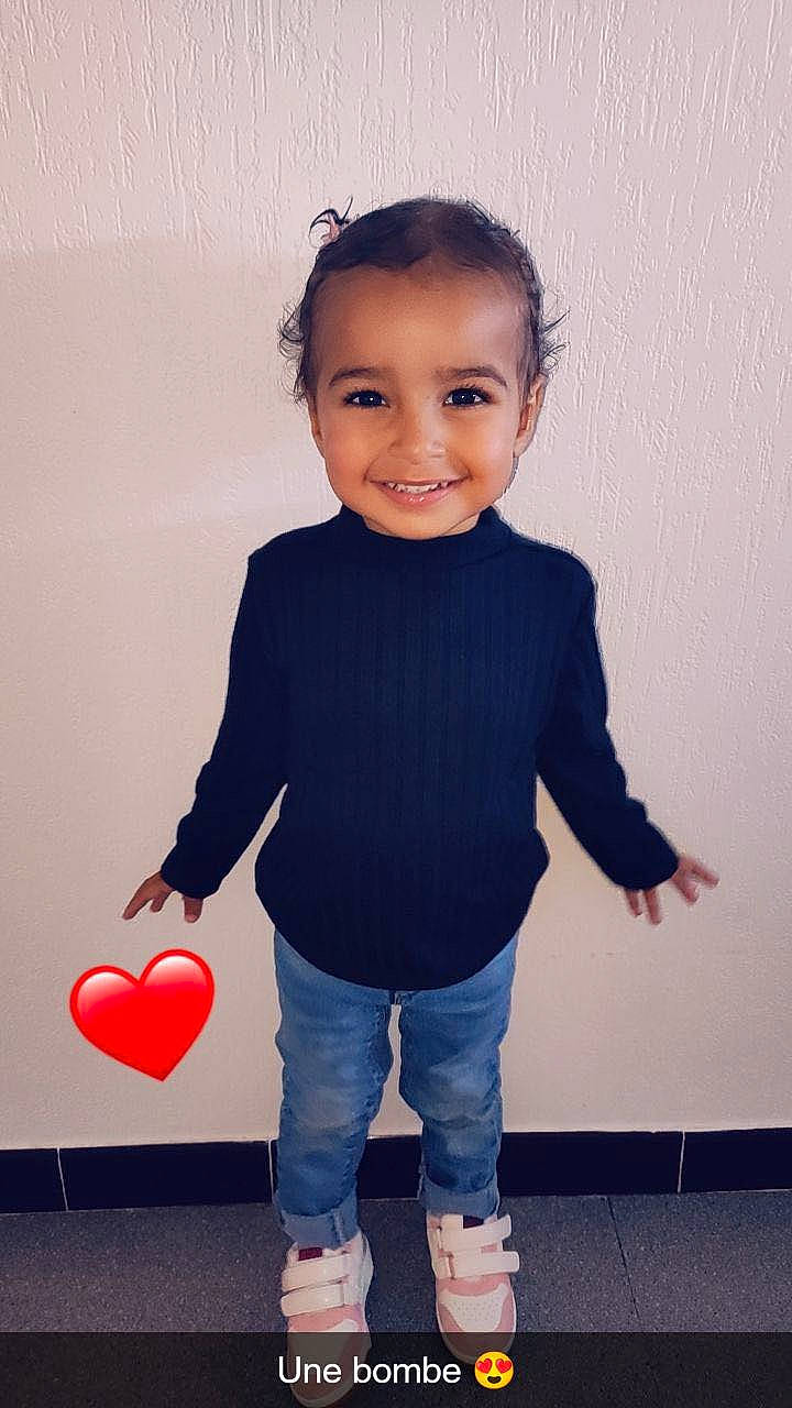 Lyanna a rejoint le concours — aidez-le/la à gagner de superbes lots ! baby_toddler_clothing, balloon, denim, electric_blue, flash_photography, fun, gesture, hair, hairstyle, happy, human_body, jeans, joint, joy, neck, person, shoulder, sleeve, smile, t_shirt