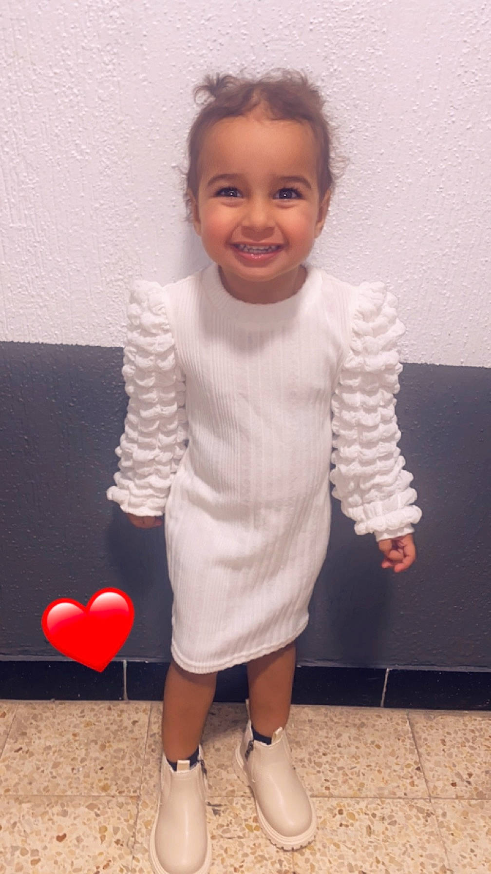 Lyanna a rejoint le concours — aidez-le/la à gagner de superbes lots ! baby_toddler_clothing, child, event, finger, gesture, happy, human_body, human_leg, joint, joy, knee, leg, magenta, neck, outerwear, person, pink, product, sleeve, smile