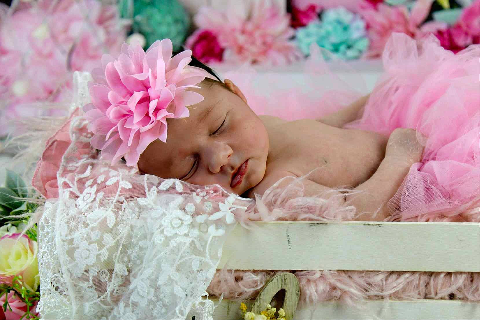 Noéline a rejoint le concours — aidez-le/la à gagner de superbes lots ! baby, baby_sleeping, bedtime, child, flower, flower_arranging, grass, hair_accessory, happy, headpiece, headwear, linens, magenta, peach, person, petal, pink, plant, portrait_photography, sweetness