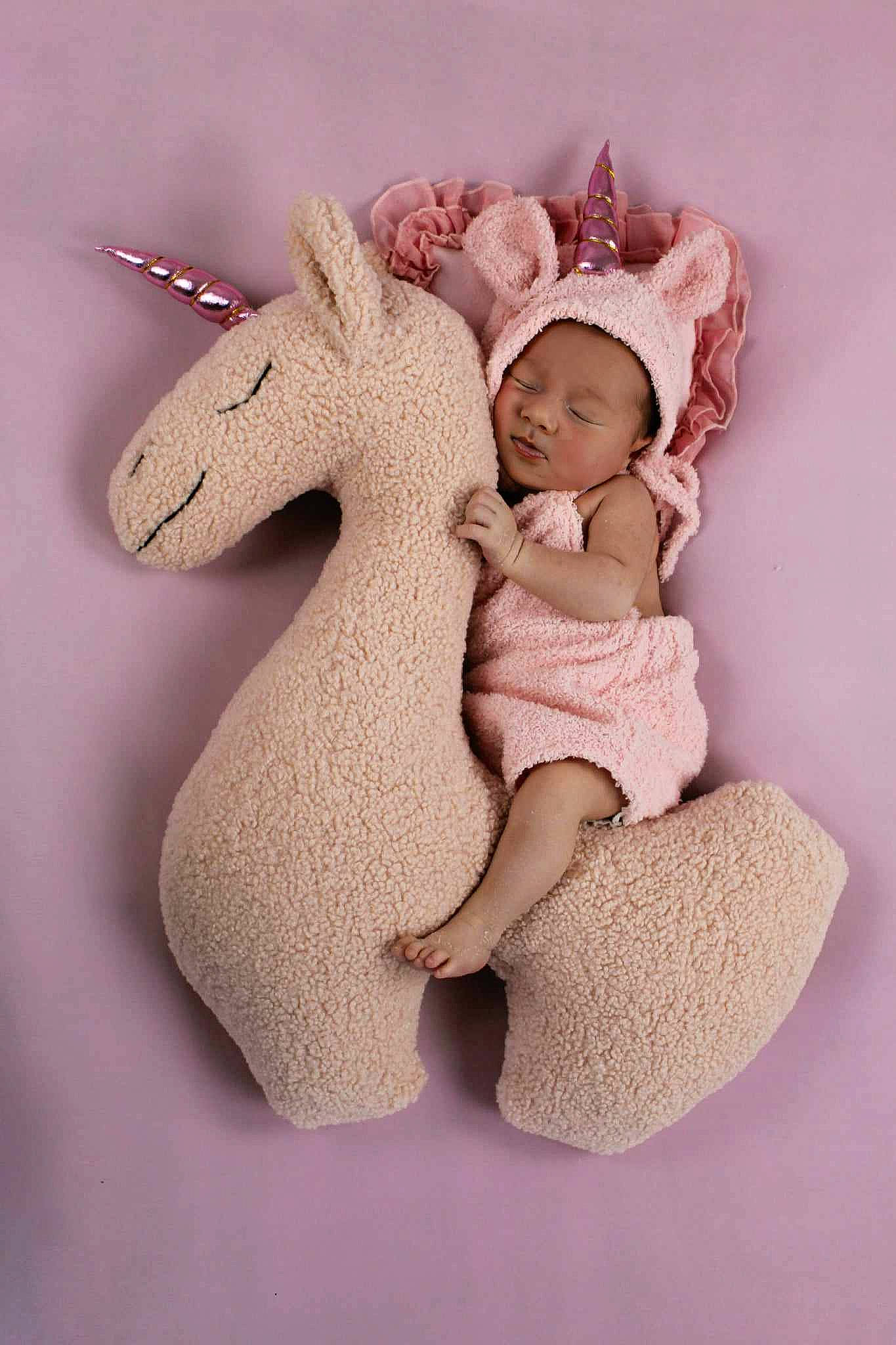 Noéline participe au concours pour gagner de l'argent avec cette photo : angel, art, baby, baby_products, baby_toddler_clothing, costume_hat, fashion_accessory, fawn, fictional_character, figurine, gesture, happy, headwear, horse, human_body, illustration, ornament, person, room, stuffed_toy