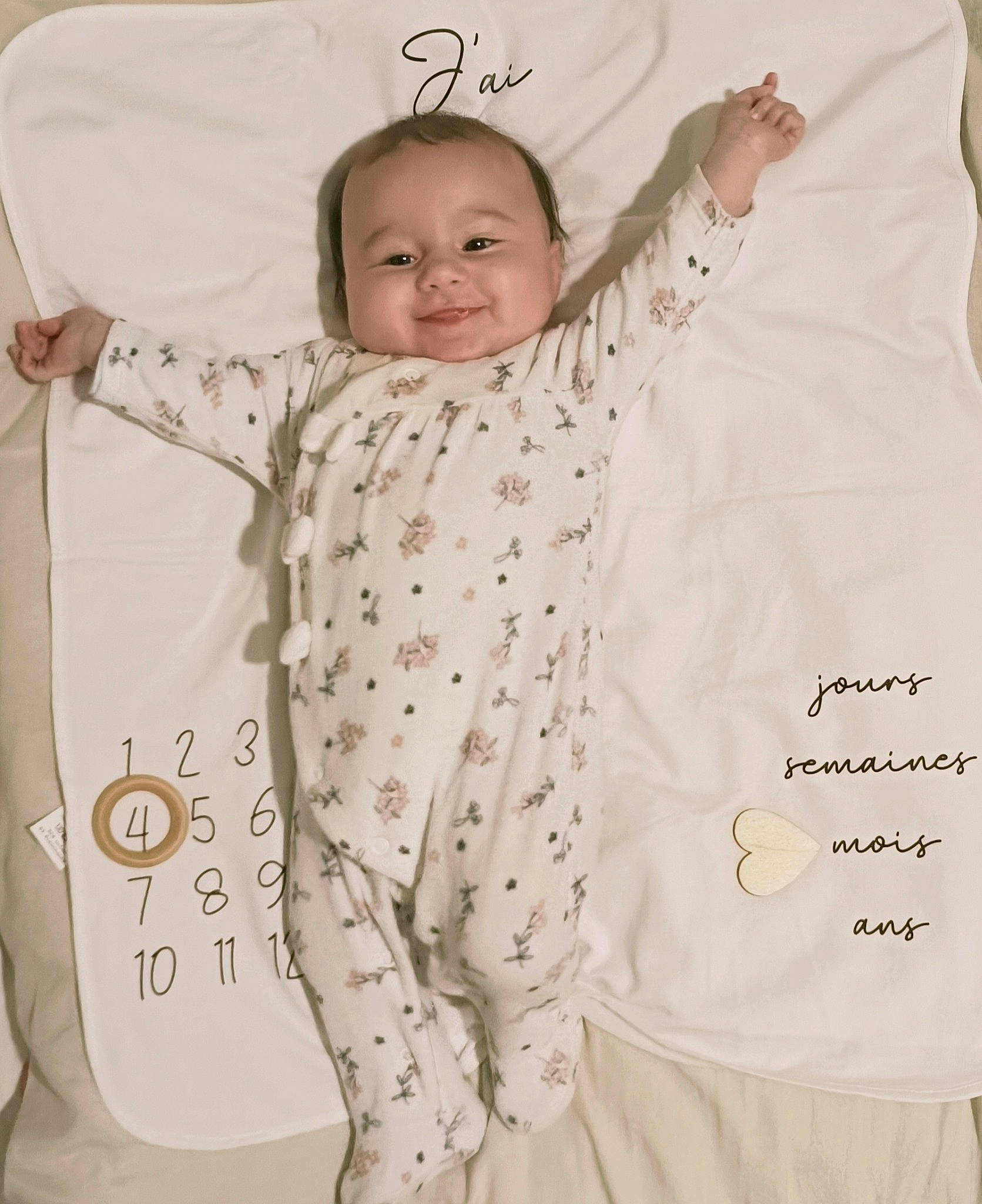 Noéline a rejoint le concours — aidez-le/la à gagner de superbes lots ! arm, baby, baby_toddler_clothing, facial_expression, gesture, hairstyle, happy, joy, linens, mammal, neck, outerwear, pattern, person, pink, skin, sleeve, smile, t_shirt, textile