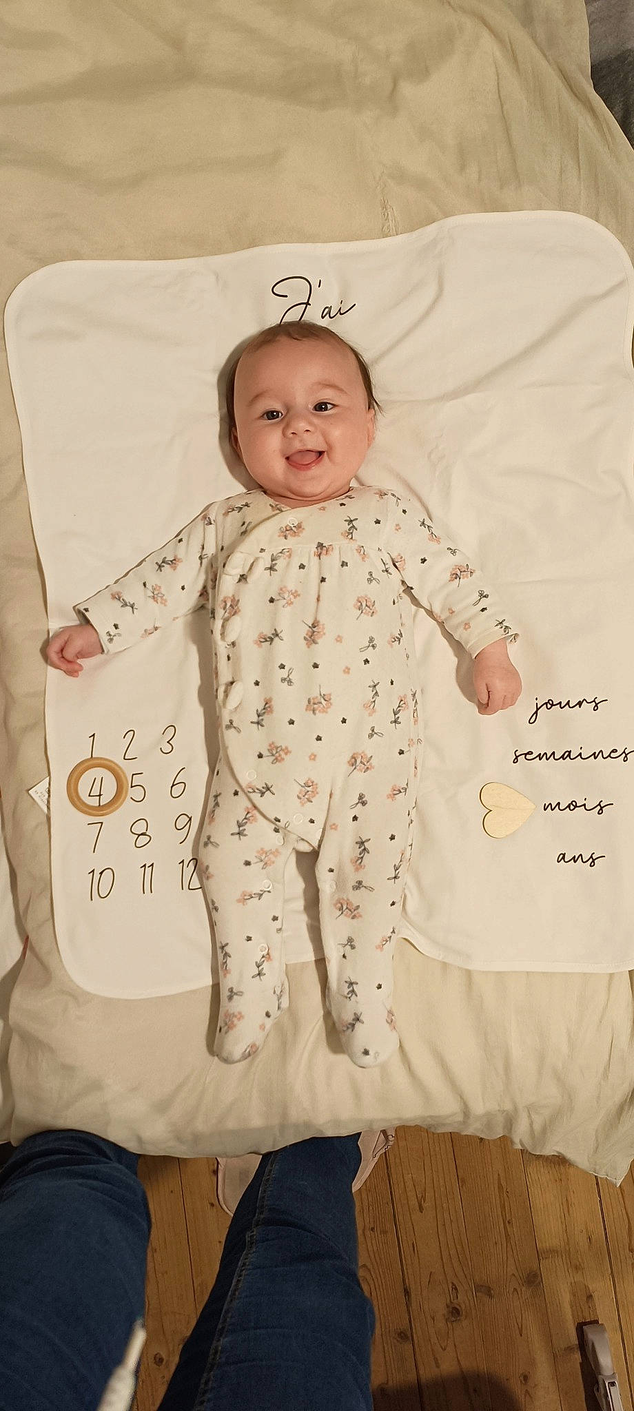 Noéline participe au concours pour gagner de l'argent avec cette photo : baby, baby_products, baby_toddler_clothing, child, collar, comfort, facial_expression, gesture, hairstyle, happy, joy, linens, pattern, people, person, sleeve, smile, standing, t_shirt, textile