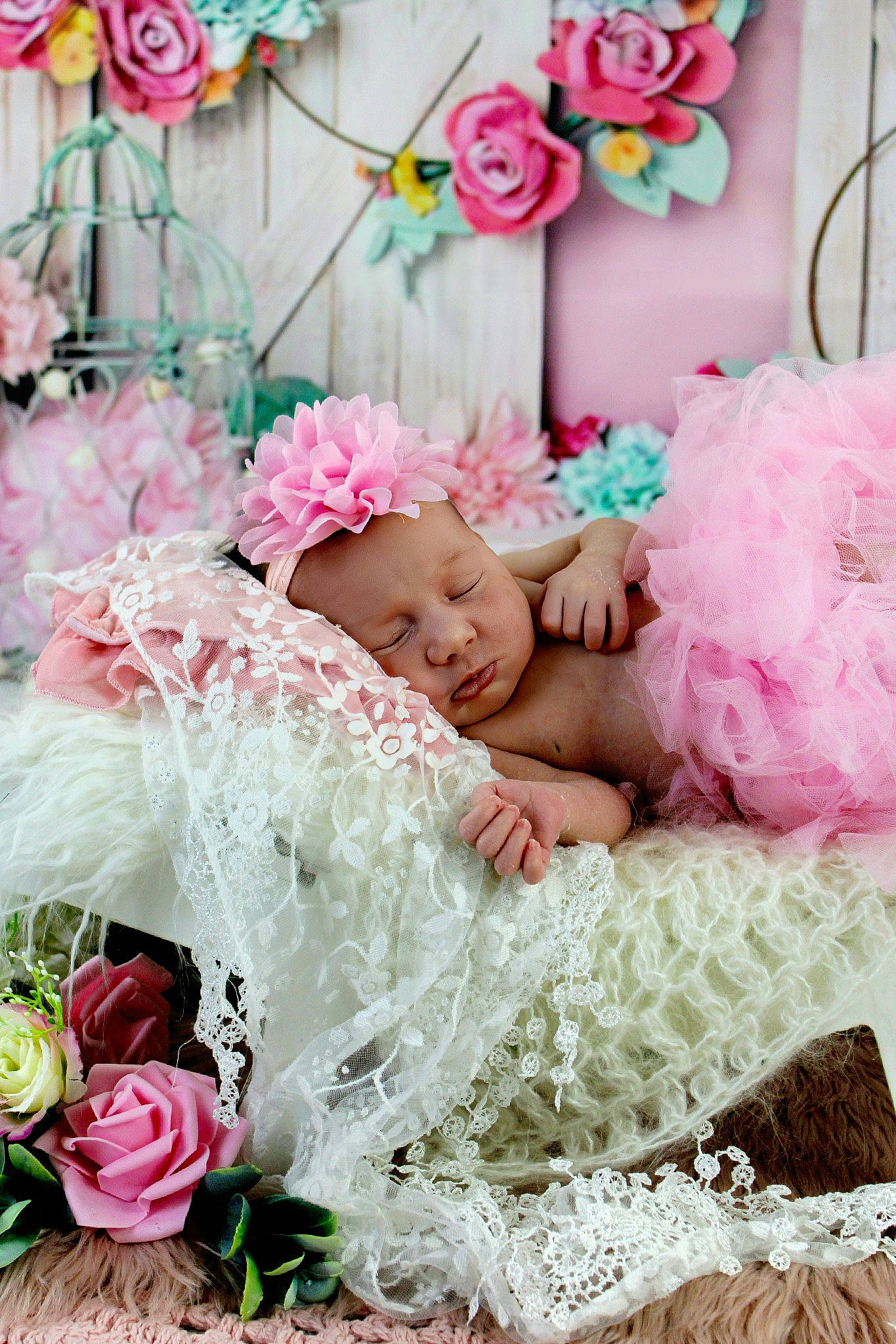 Noéline a rejoint le concours — aidez-le/la à gagner de superbes lots ! baby, baby_sleeping, baby_toddler_clothing, child, comfort, cut_flowers, event, flower, flower_arranging, happy, linens, magenta, pattern, person, petal, pink, plant, rose, rose_family, textile