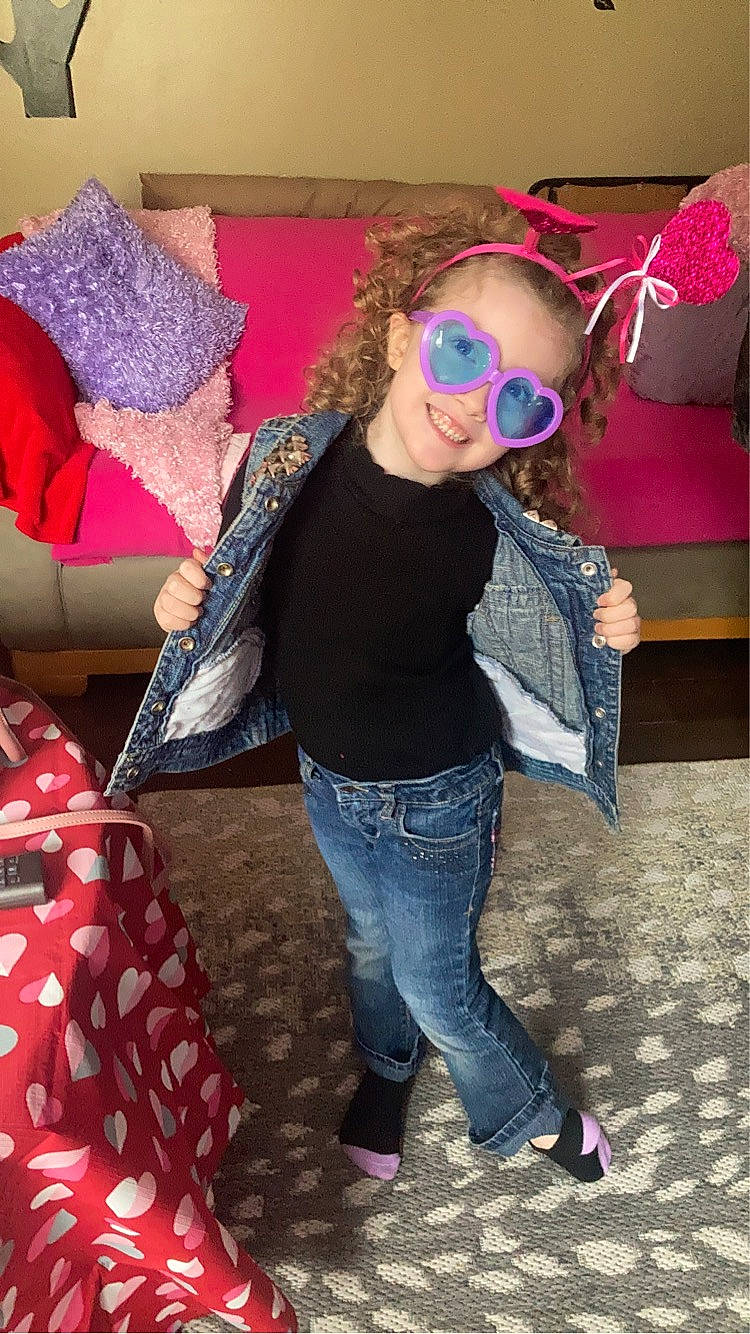 Scarlett is registered to the contest to win money with this photo: beauty, child, electric_blue, event, eyewear, fashion, fashion_design, fun, goggles, hairstyle, happy, jeans, joy, leg, leisure, magenta, person, pink, red, sunglasses