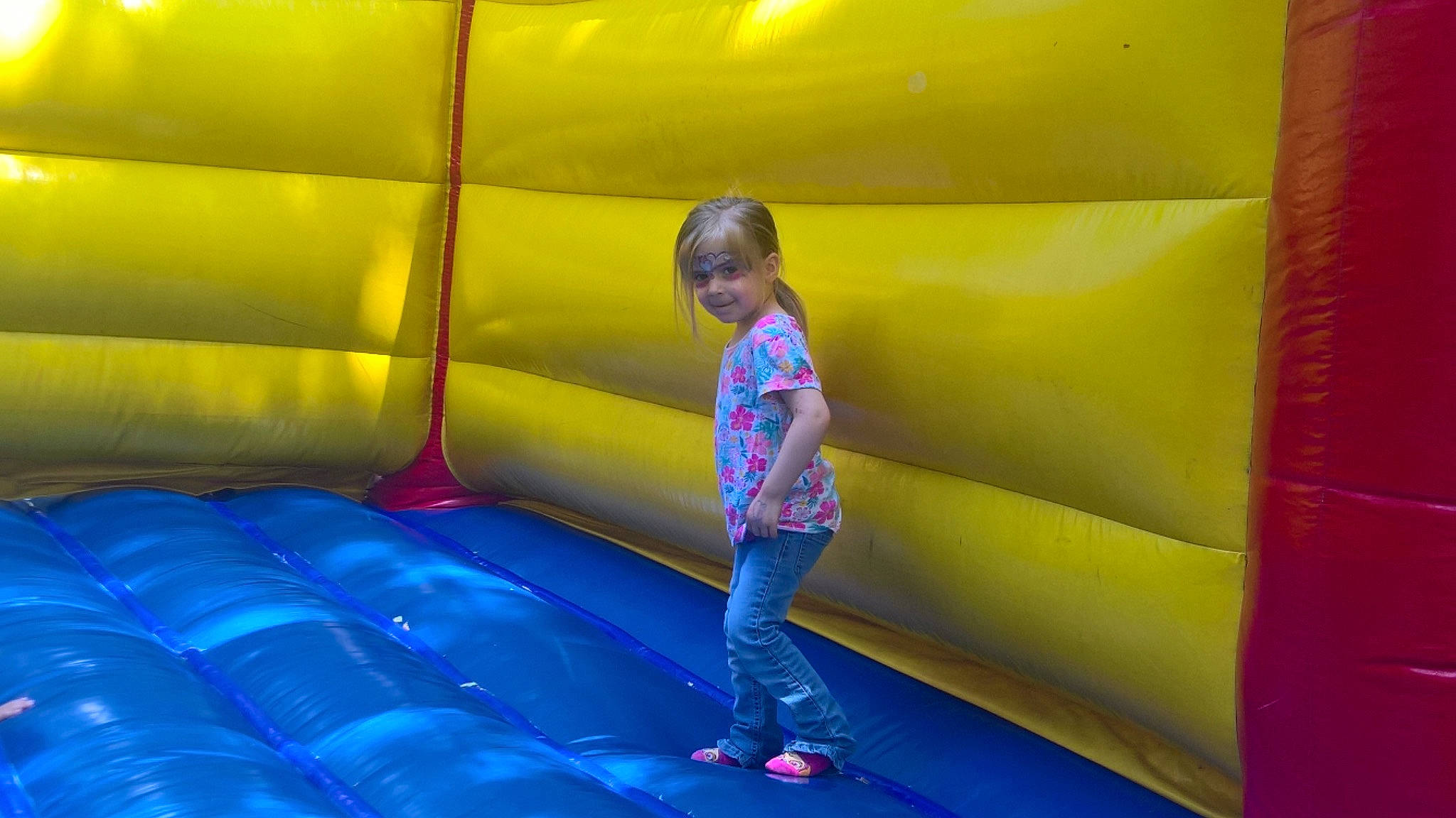 Kassy participe au concours pour gagner de l'argent avec cette photo : blue, child, fun, games, inflatable, joy, leisure, outdoor_play_equipment, person, play, playground_slide, purple, recreation, sport_venue, yellow