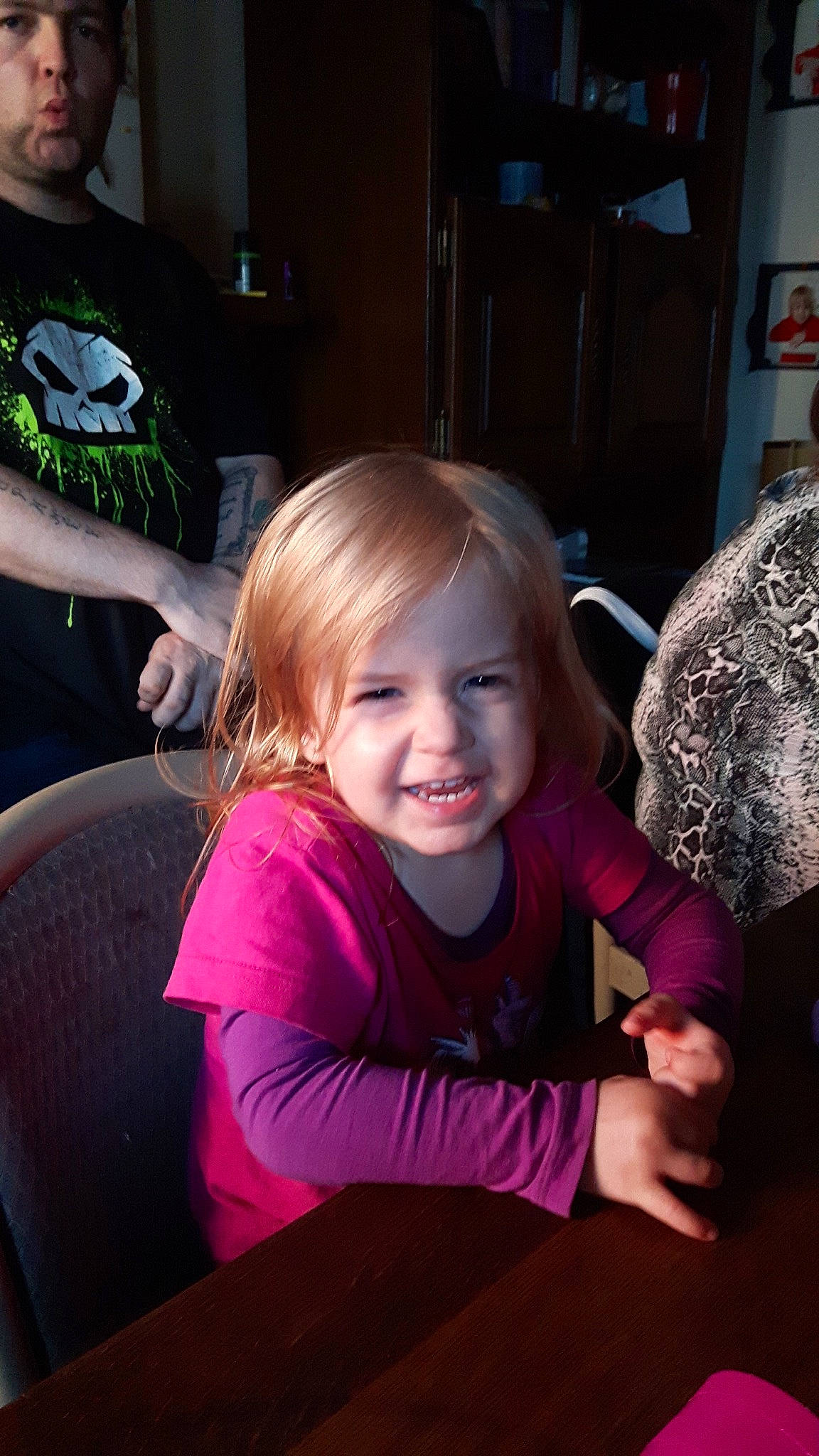 Kassy participe au concours pour gagner de l'argent avec cette photo : child, day, emotion, eye, facial_expression, fun, girl, hair, human_body, human_hair_color, joy, organ, person, play, purple, sitting, skin, smile, toddler