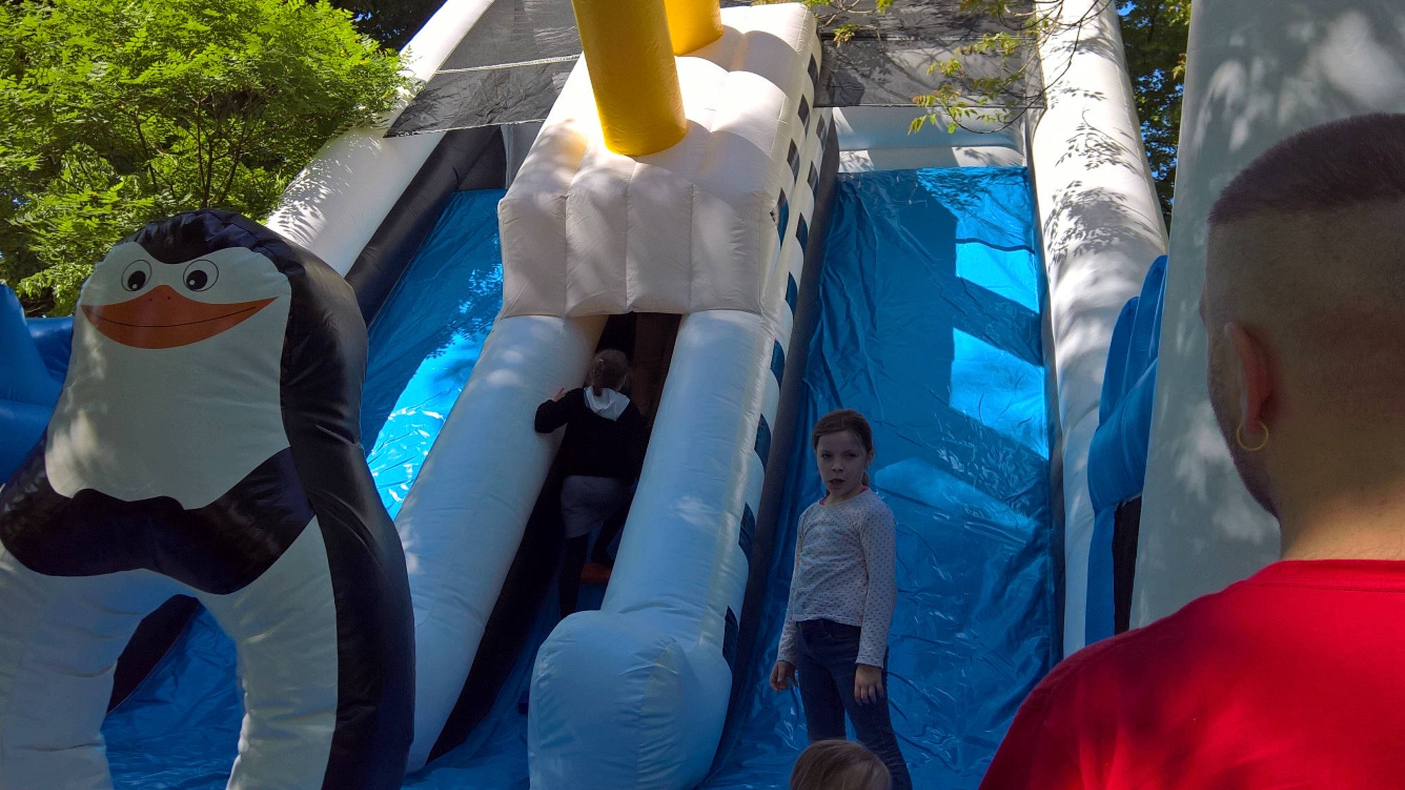 Krystal a rejoint le concours — aidez-le/la à gagner de superbes lots ! blue, costume, fun, inflatable, leisure, person, recreation, tourism, tree, vacation, vertebrate, water, world