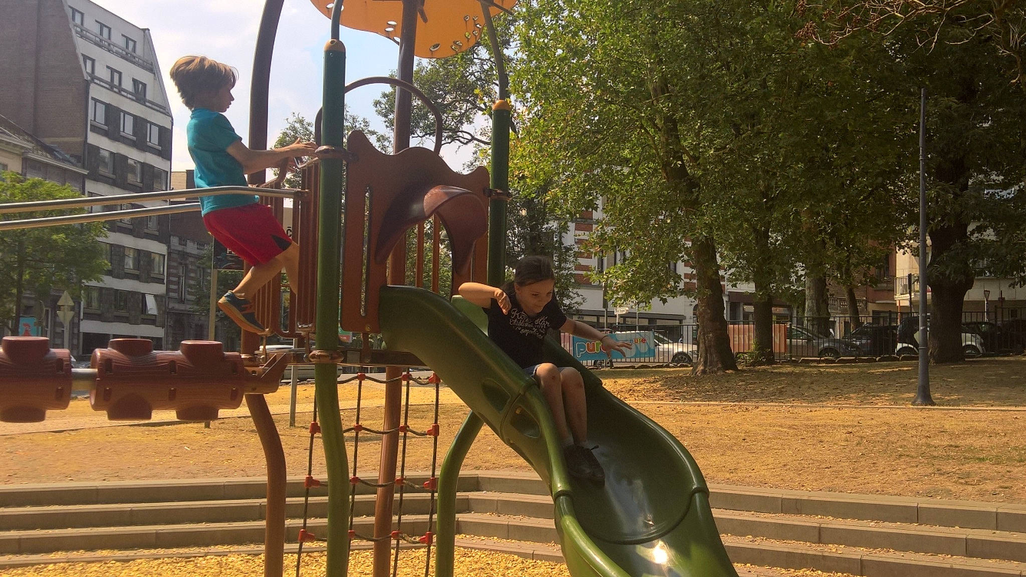 Krystal a rejoint le concours — aidez-le/la à gagner de superbes lots ! city, outdoor_play_equipment, park, person, playground, playground_slide, public_space, recreation, tree